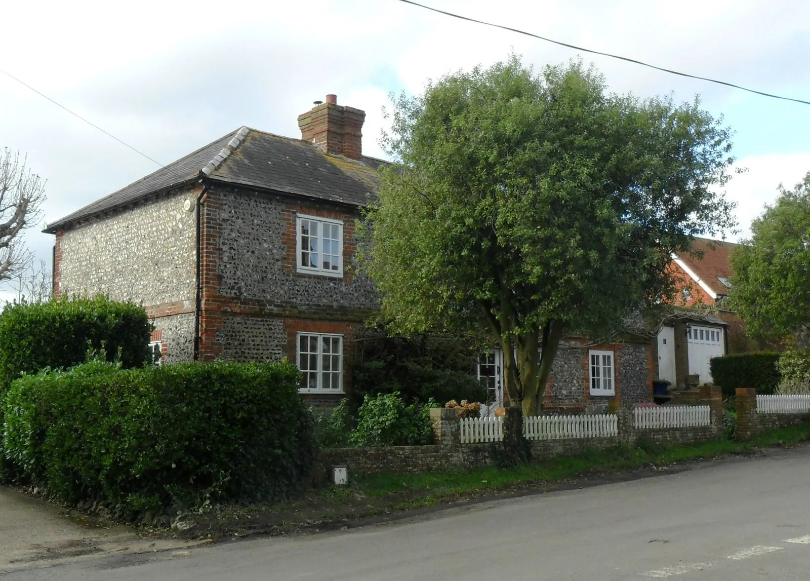 Photo showing: Flint cottage, Patching