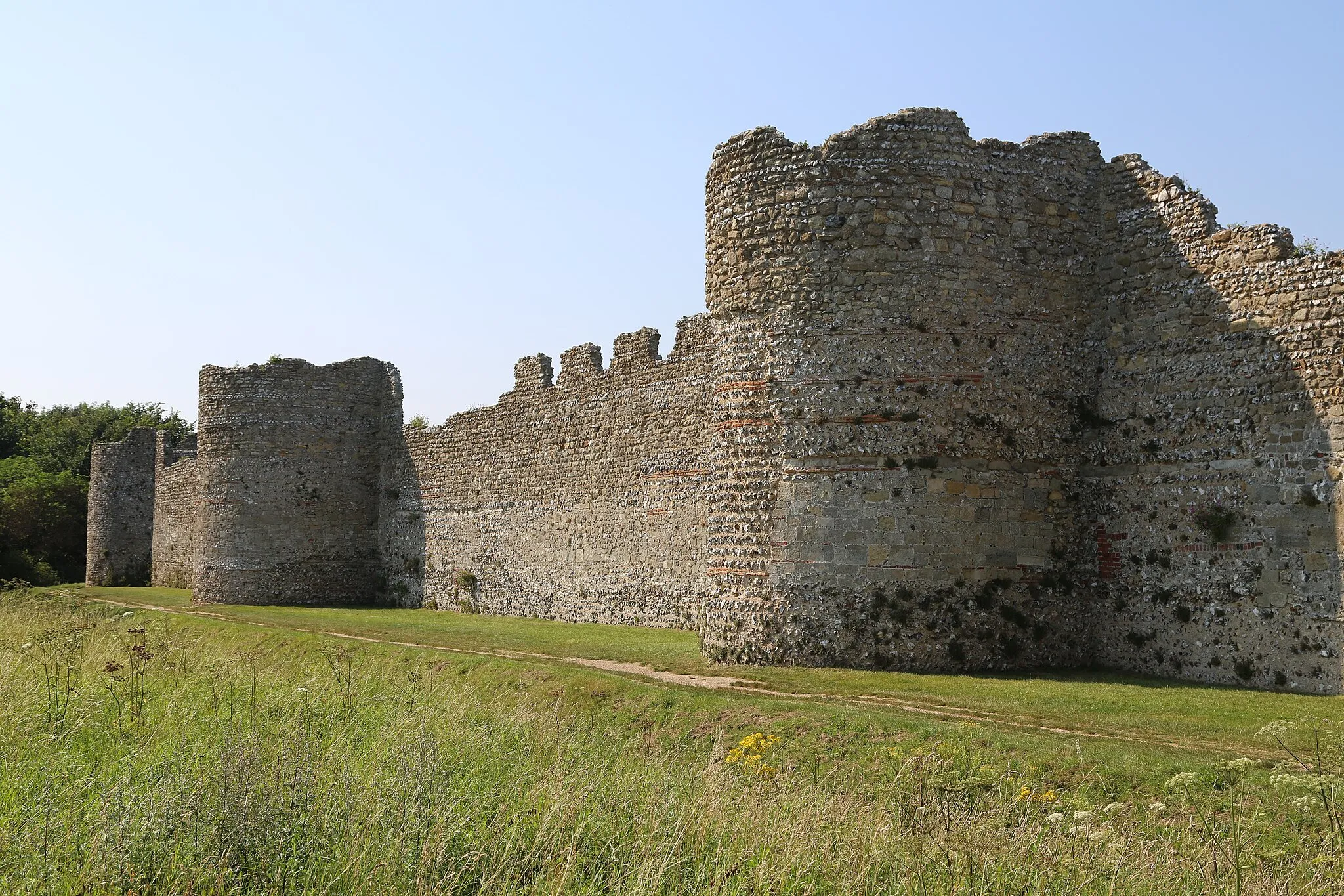 Photo showing: Photo of part the southern wall of Portchester castle showing the roman D shaped towers