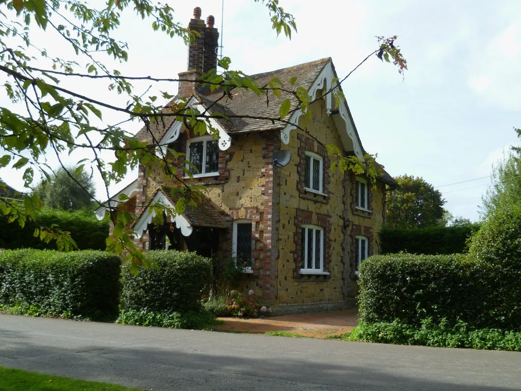 Photo showing: House in Rowly Drive