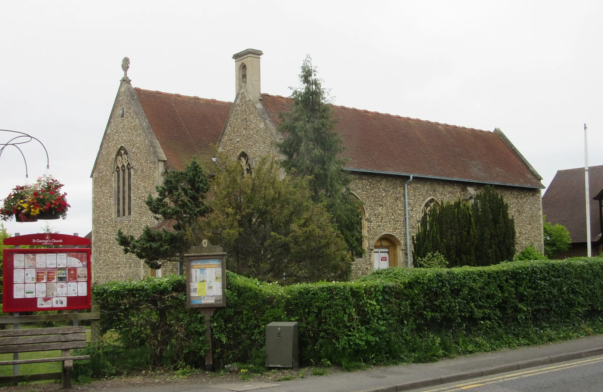 Photo showing: St George's Church, Badshot Lea Road, Badshot Lea, Borough of Waverley, Surrey, England.
