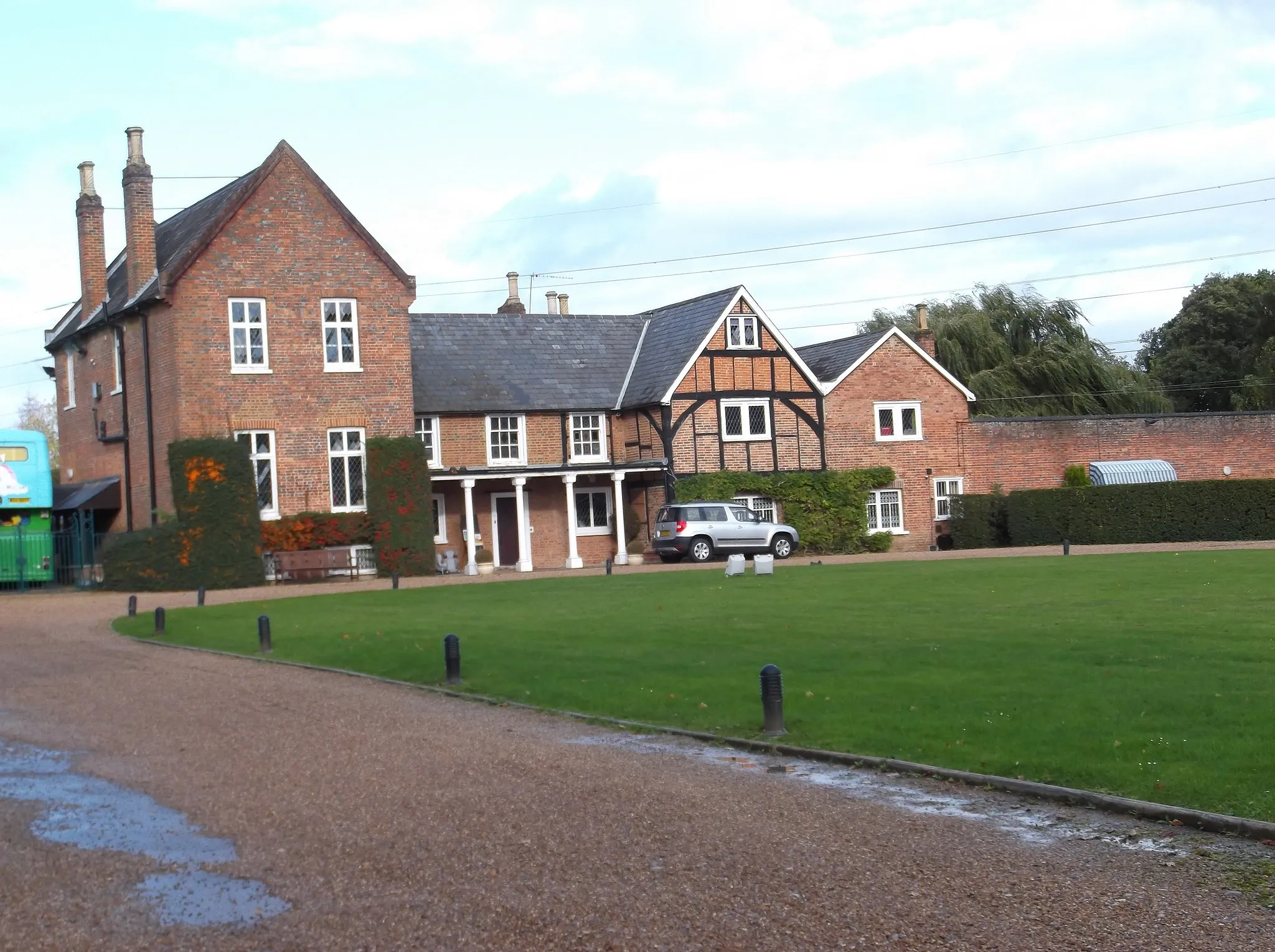 Photo showing: Photograph of Almners Priory, Lyne, Surrey, England