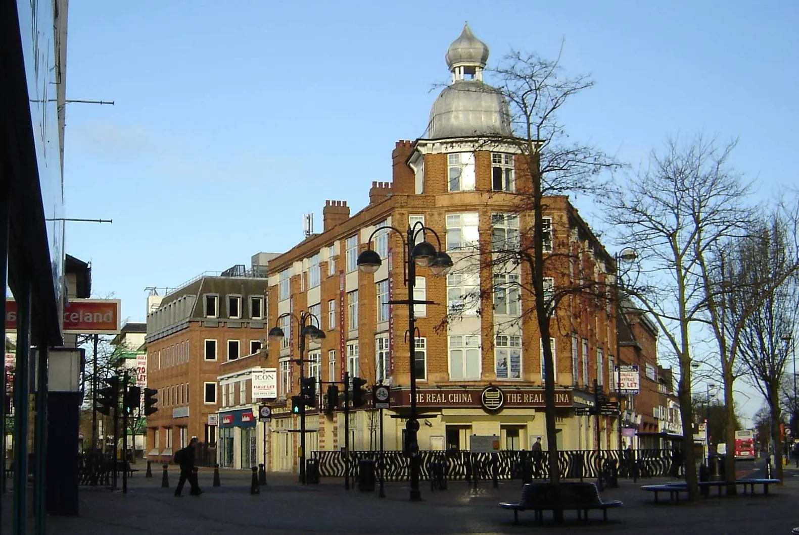 Photo showing: Building on junction of Bell Road and Hounslow High Street now an "eat as much as you like" Chinese restaurant