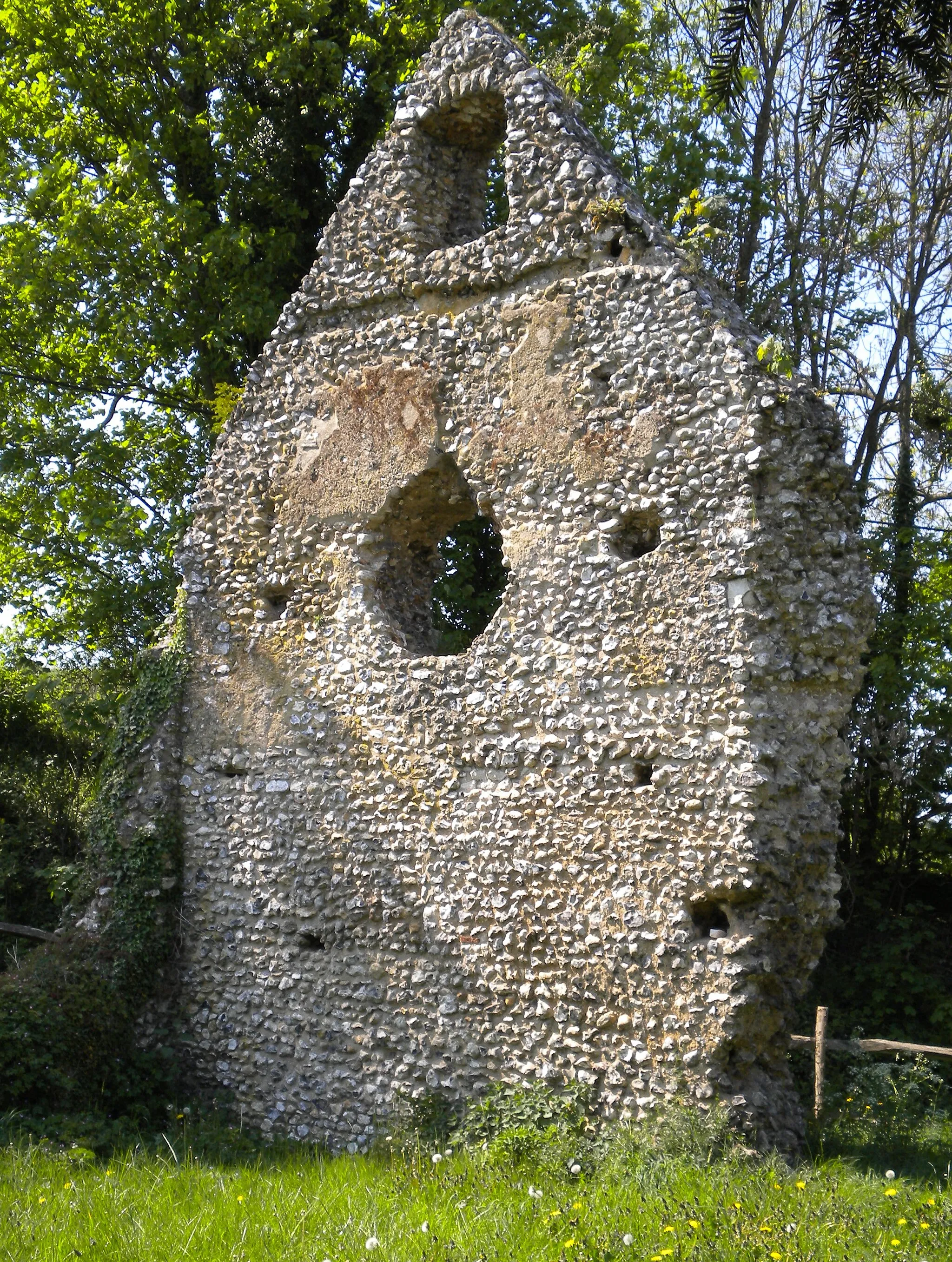 Photo showing: Ruined west gable of Westhumble Chapel.