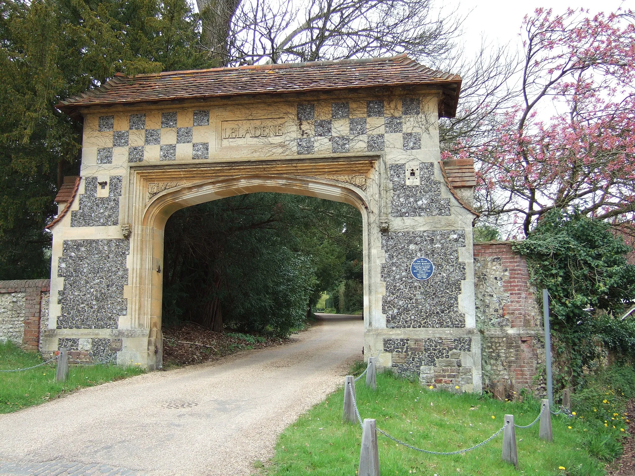 Photo showing: Arch Leading to 'Camilla'. The blue plaque reads: "In this village, Fanny Burnley, novelist and diarist and her husband Gen. D'Arblay built their cottage 'Camilla'. They lived in Westhumble 1797-1801."