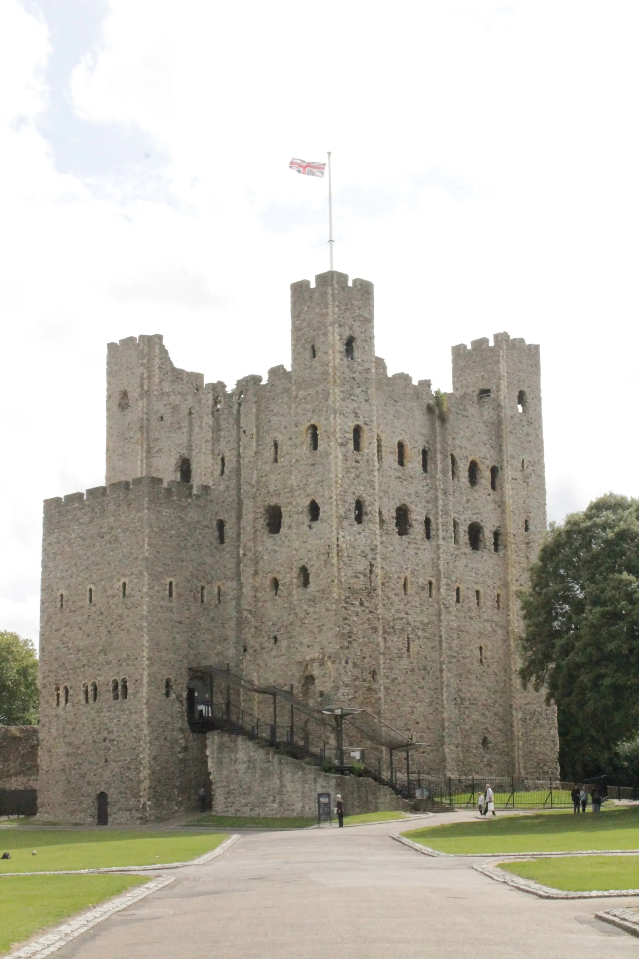 Photo showing: Rochester Castle from main approach