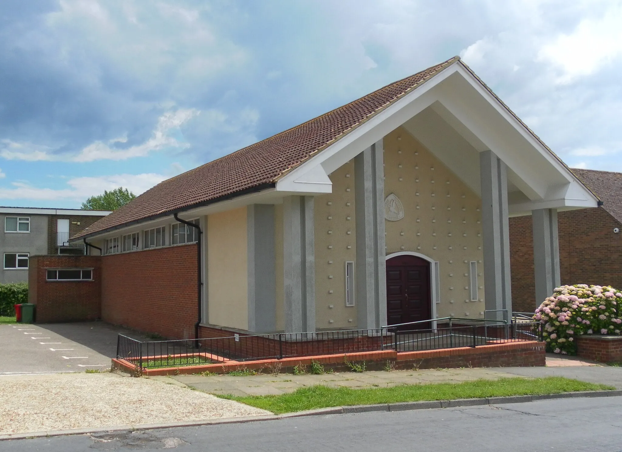 Photo showing: Our Lady of the Rosary Church, Sidley, Bexhill-on-Sea, Rother District, East Sussex, England.