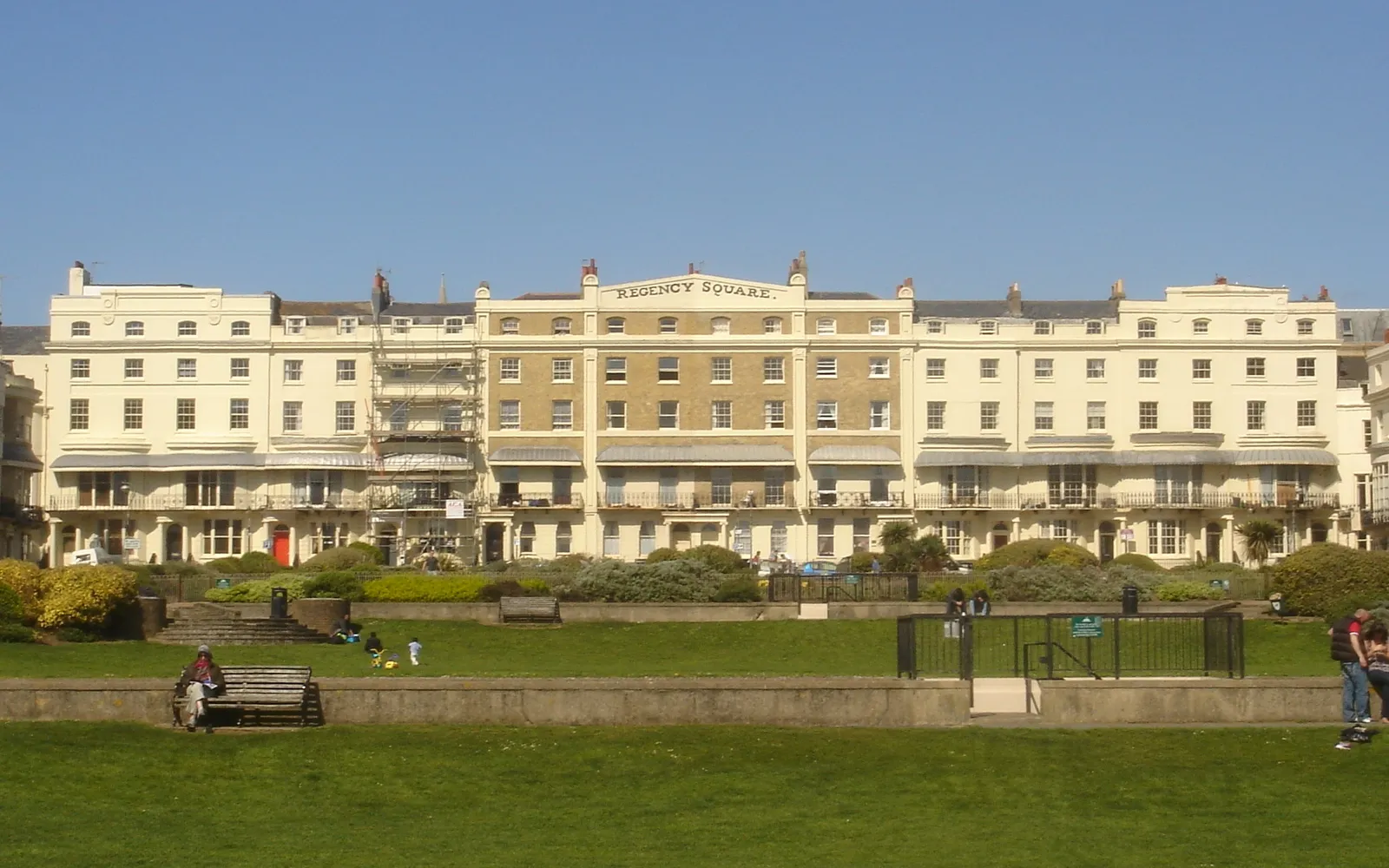 Photo showing: 26–37 Regency Square, Brighton, City of Brighton and Hove, England.  The north part of the Regency Square development built in Brighton around 1818. Listed at Grade II* by English Heritage (IoE Code 481129)