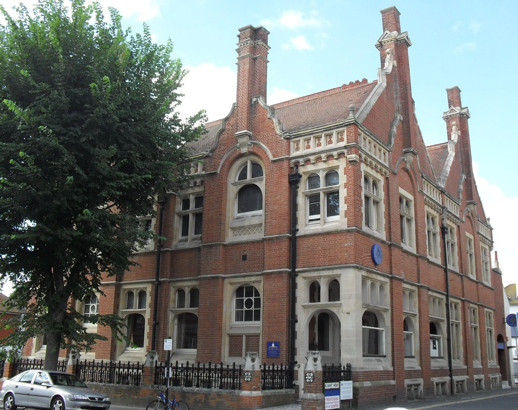 Photo showing: Hove Club, 28 Fourth Avenue, Hove, City of Brighton and Hove, East Sussex. Listed at Grade II by English Heritage (IoE Code 365527)