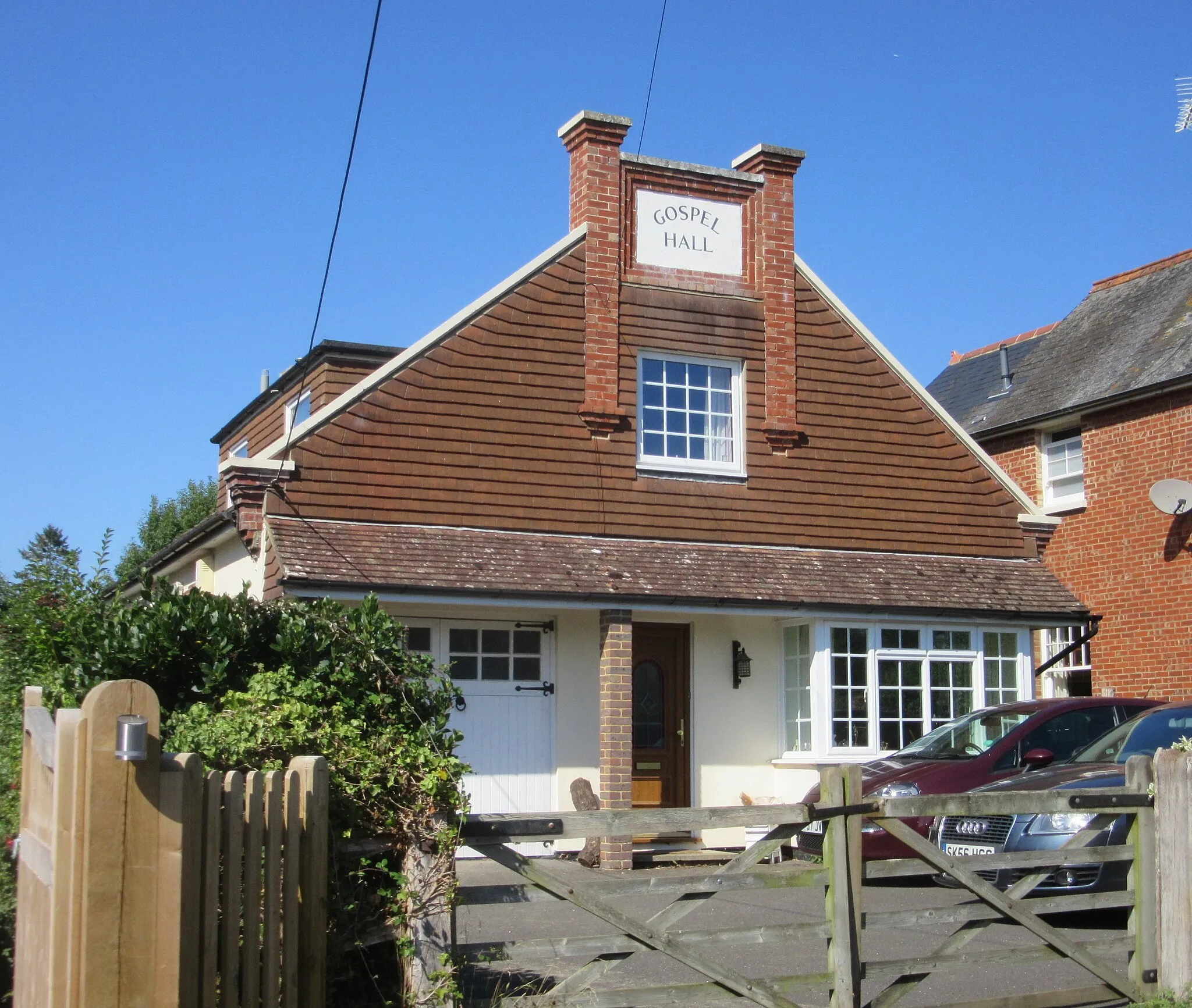 Photo showing: The former New Gospel Hall, Ballsocks Lane, Vines Cross, near Horam, Wealden District, East Sussex, England.  This was built in 1911 for a Brethren assembly meeting in this rural part of East Sussex.  It closed in the 1970s and has been converted into a house.