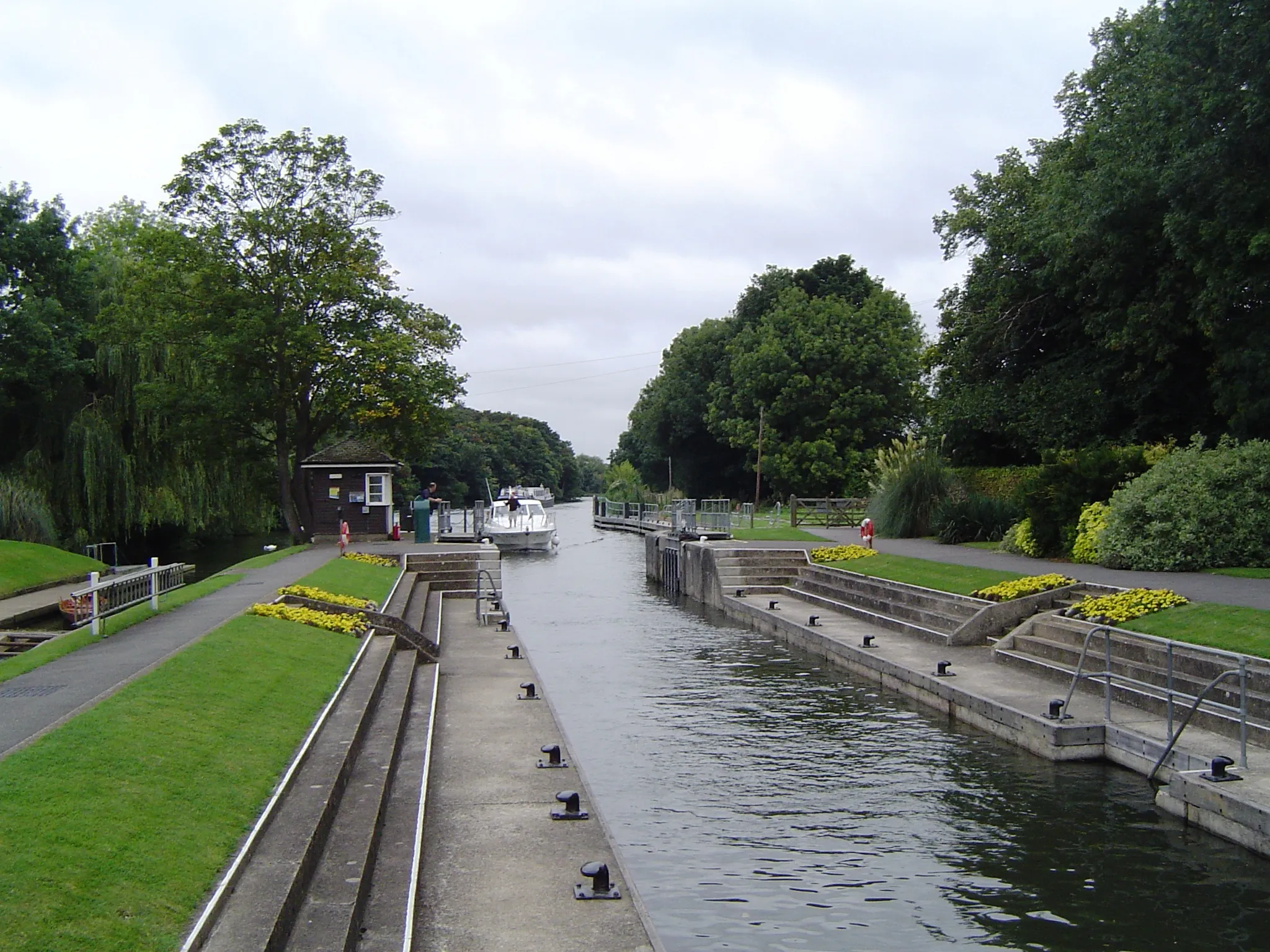 Photo showing: Boveney lock River Thames looking upstream