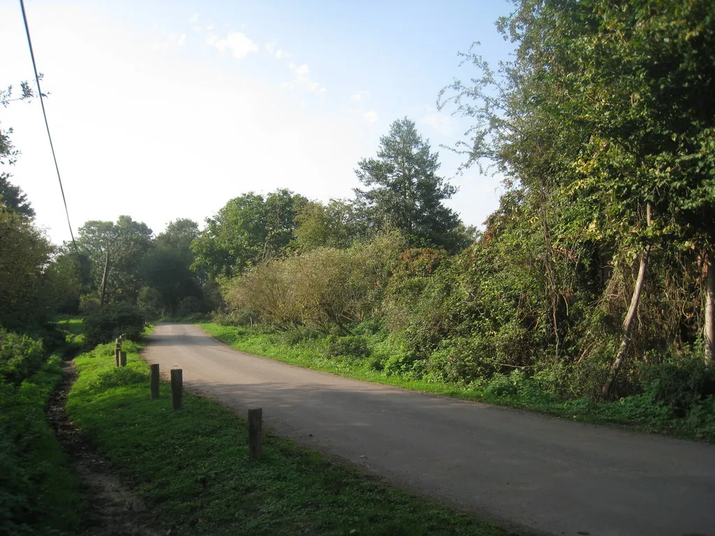 Photo showing: Lock Path, Boveney