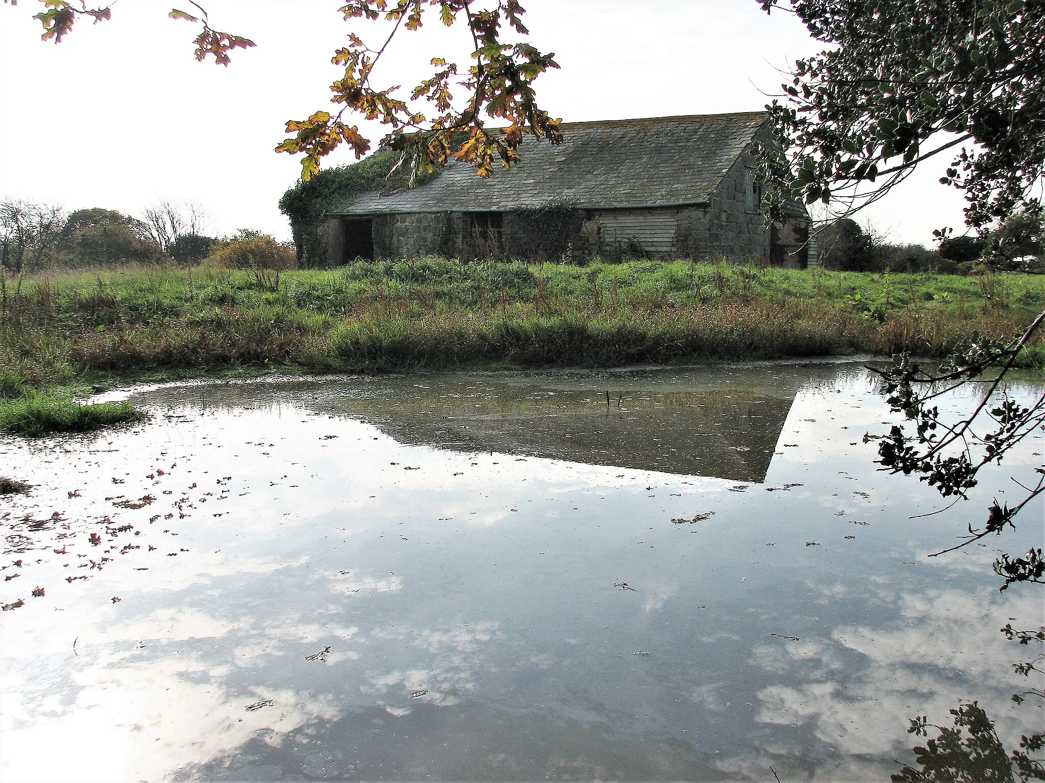 Photo showing: Barn and pond, Fishponds Farm, Barley Lane, Hastings
