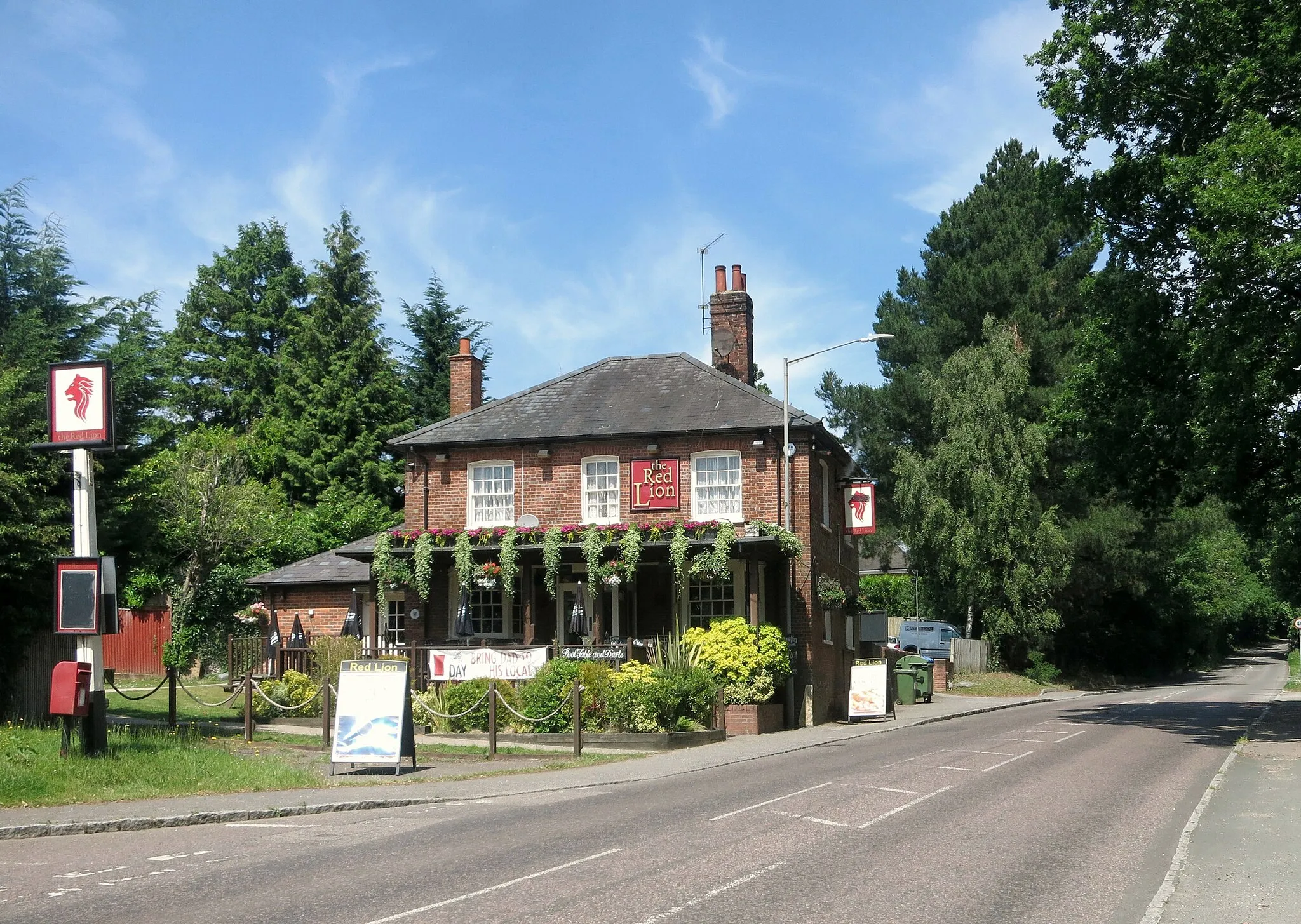Photo showing: The Red Lion, Knotty Green