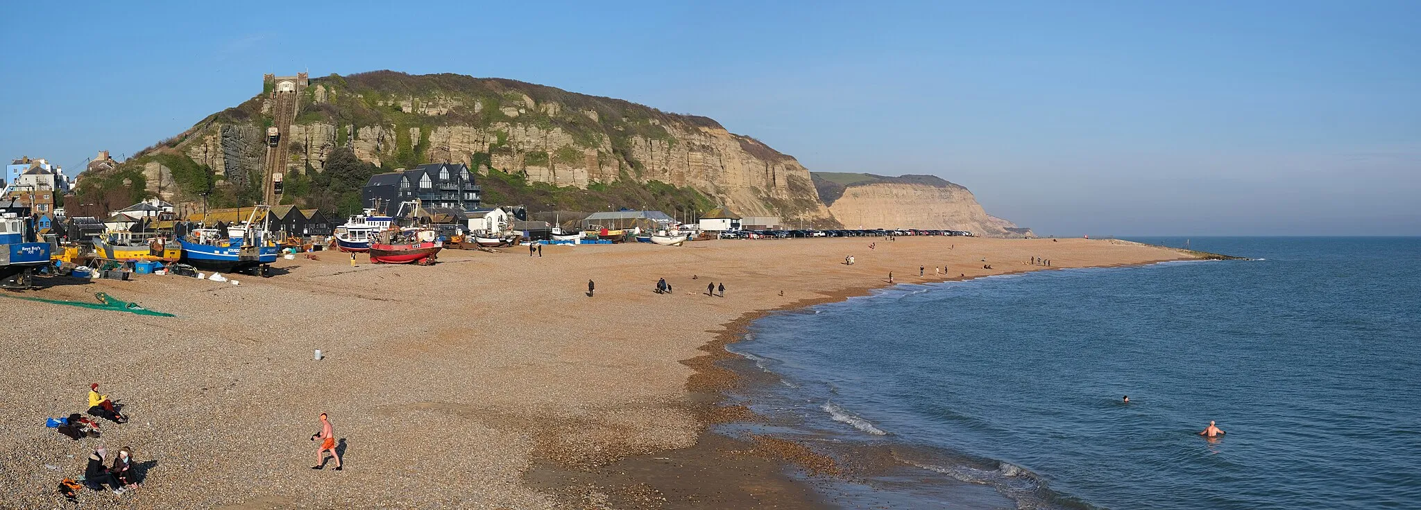 Photo showing: Panoramic view of Hastings beach, Kent, UK.