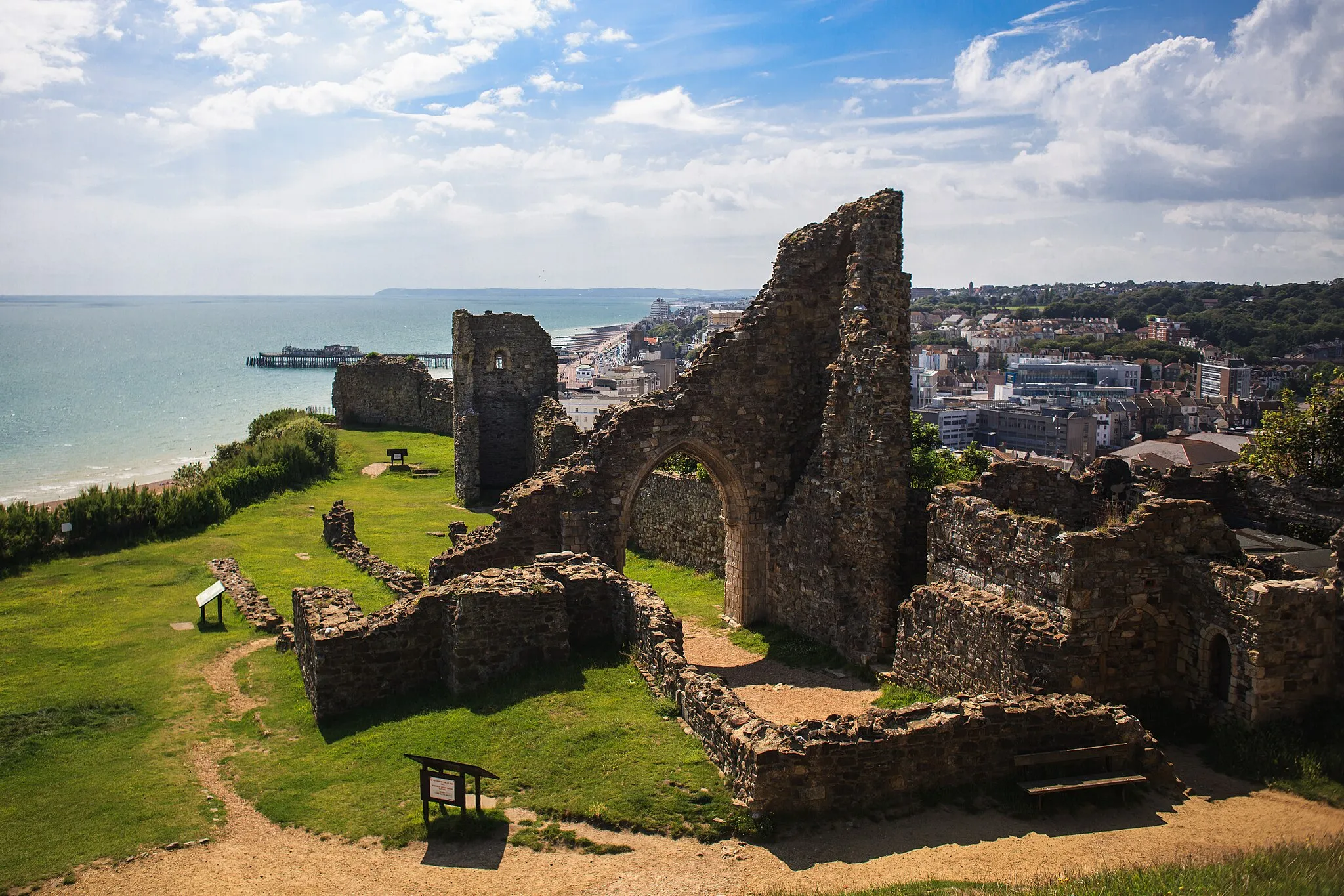 Photo showing: Hastings Castle with town in the background