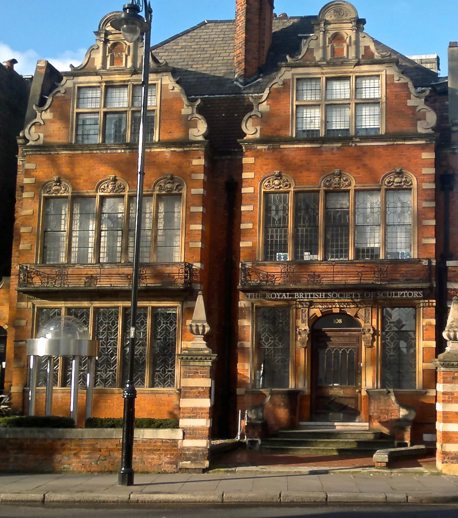 Photo showing: Headquarters of the Royal British Society of Sculptors at 108 Old Brompton Road, London