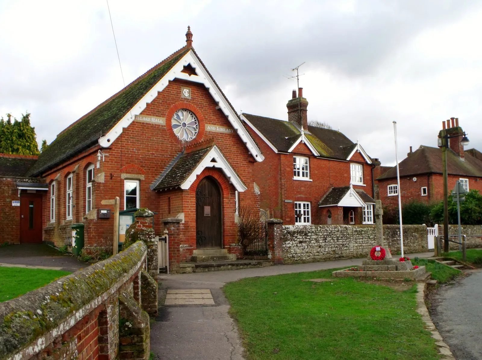 Photo showing: Village Hall and Library, Slinfold