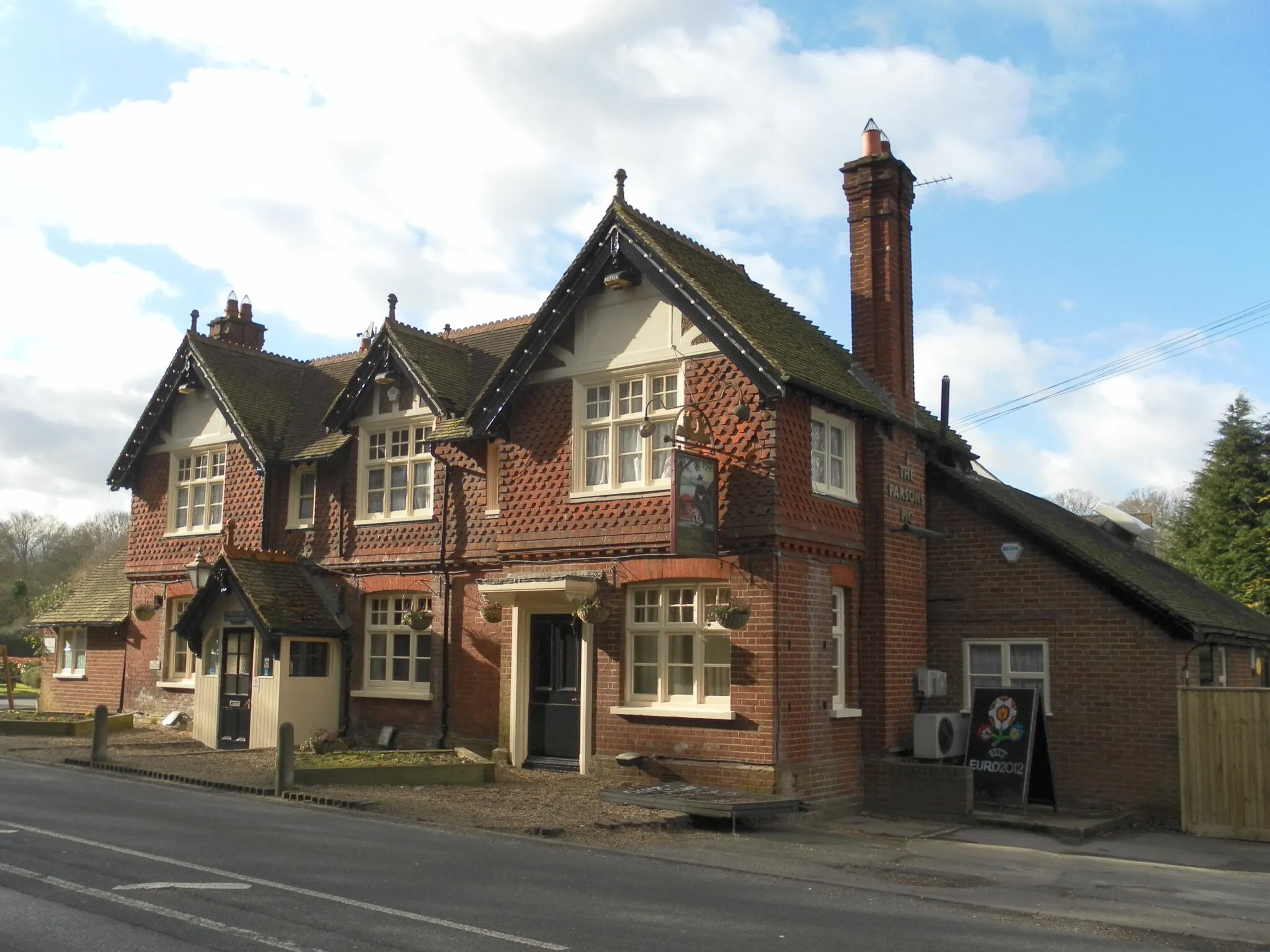 Photo showing: Parsons Pig Inn, Balcombe Road, Tinsley Green, Borough of Crawley, West Sussex, England.  One of the borough's locally listed buildings.