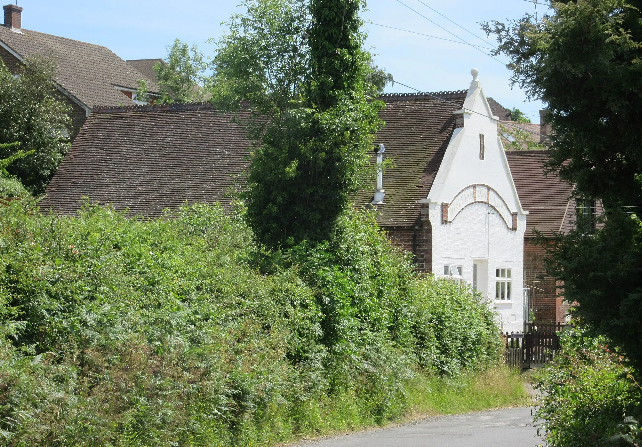 Photo showing: Former Blackboys Methodist Church, Gun Road, Blackboys, near Framfield, Wealden District, East Sussex, England.  Two adjacent buildings make up this former chapel, which was founded in 1883.  The larger building on the left has a 1924 datestone, though.  Both have now been converted into houses after the church ceased to meet in 2006.