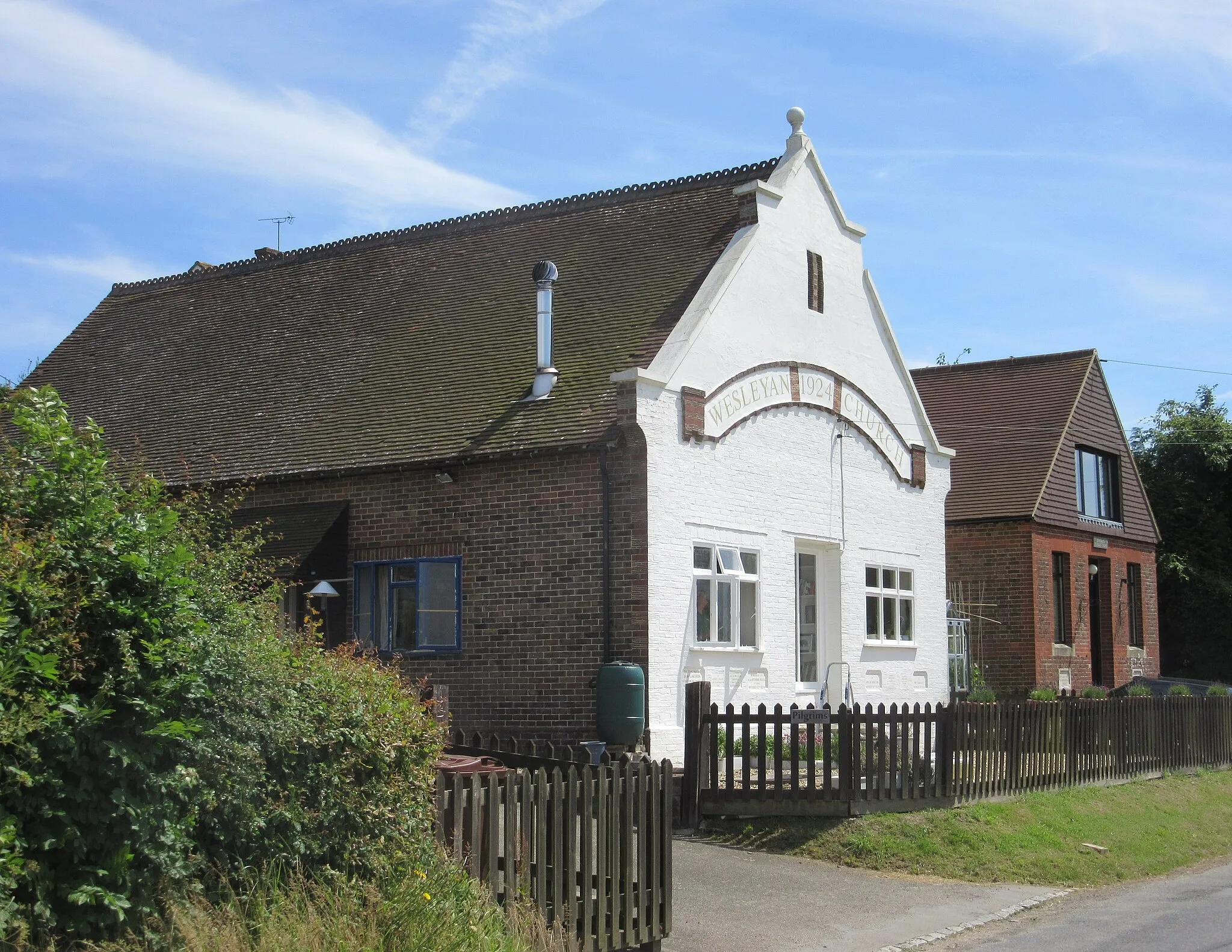 Photo showing: Former Blackboys Methodist Church, Gun Road, Blackboys, near Framfield, Wealden District, East Sussex, England.  Two adjacent buildings make up this former chapel, which was founded in 1883.  The larger building on the left has a 1924 datestone, though.  Both have now been converted into houses after the church ceased to meet in 2006.