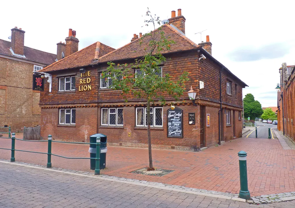 Photo showing: The Red Lion, Egham