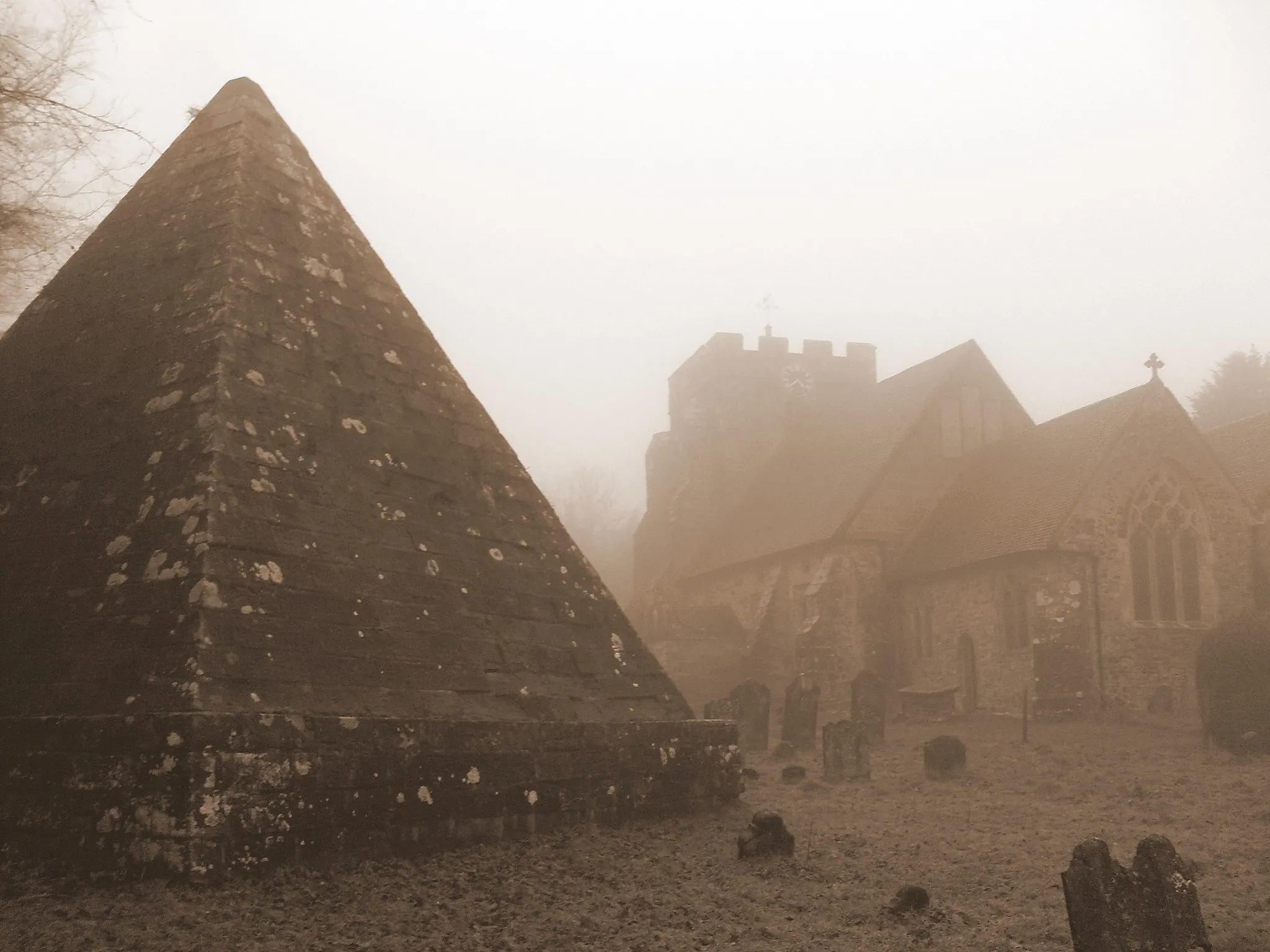 Photo showing: Pyramid mausoleum in Brightling, East Sussex of John "mad jack" Fuller (1757–1834), notable resident MP and prolific Folley builder.