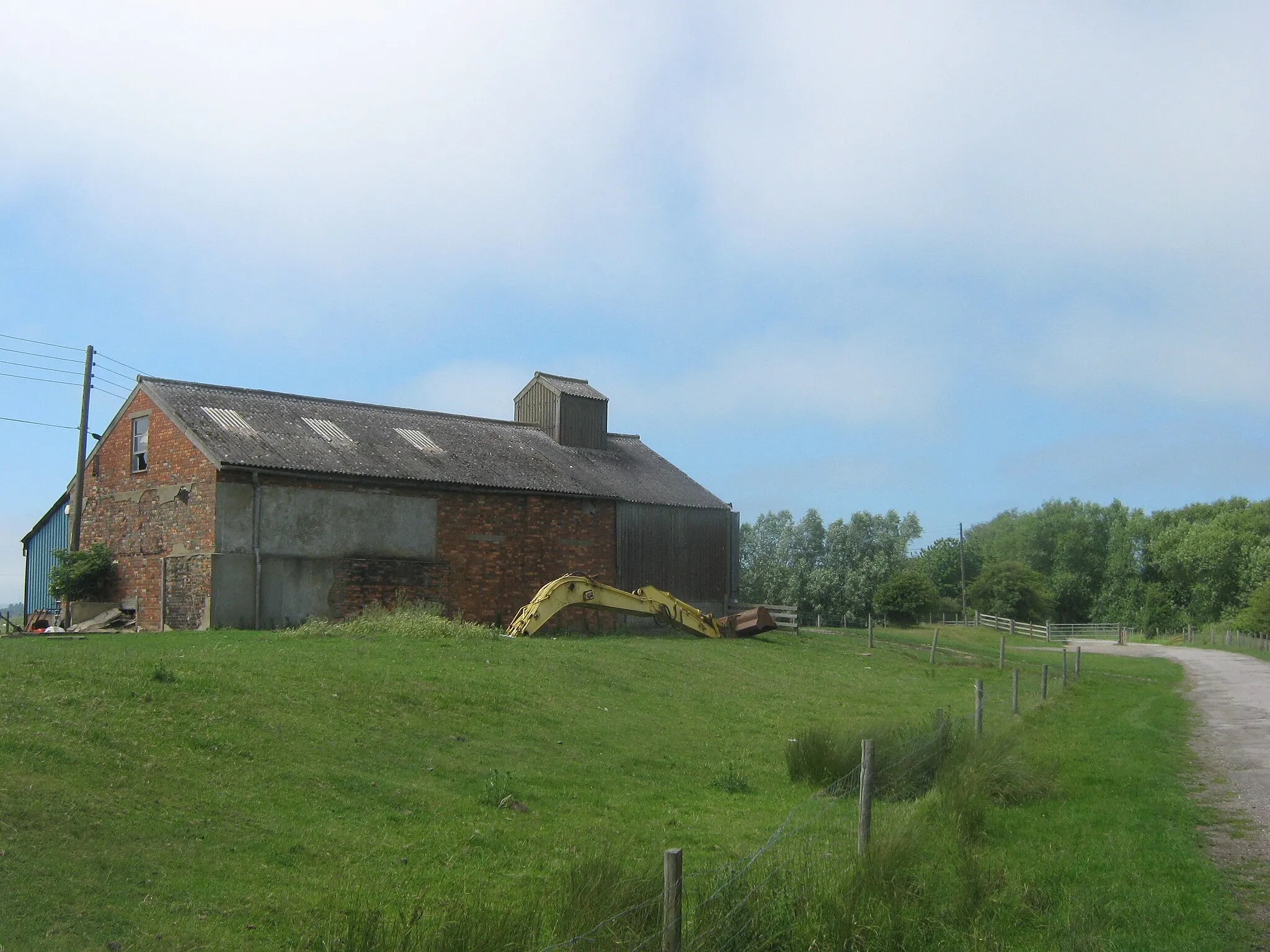 Photo showing: Barn and track near Moneypenny Farm