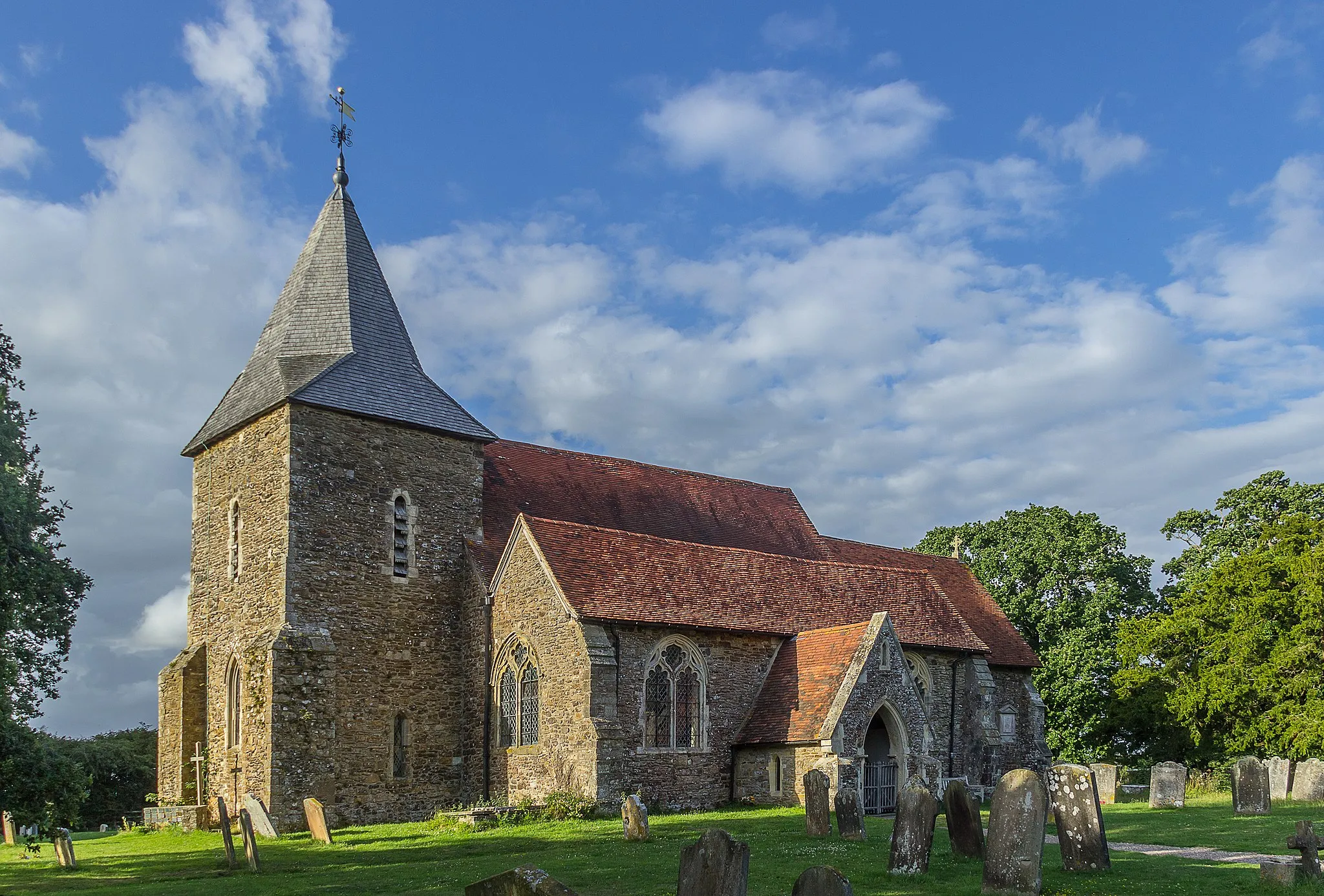 Photo showing: Parish church of SS Peter and Paul, Peasmarsh, East Sussex, seen from the southwest