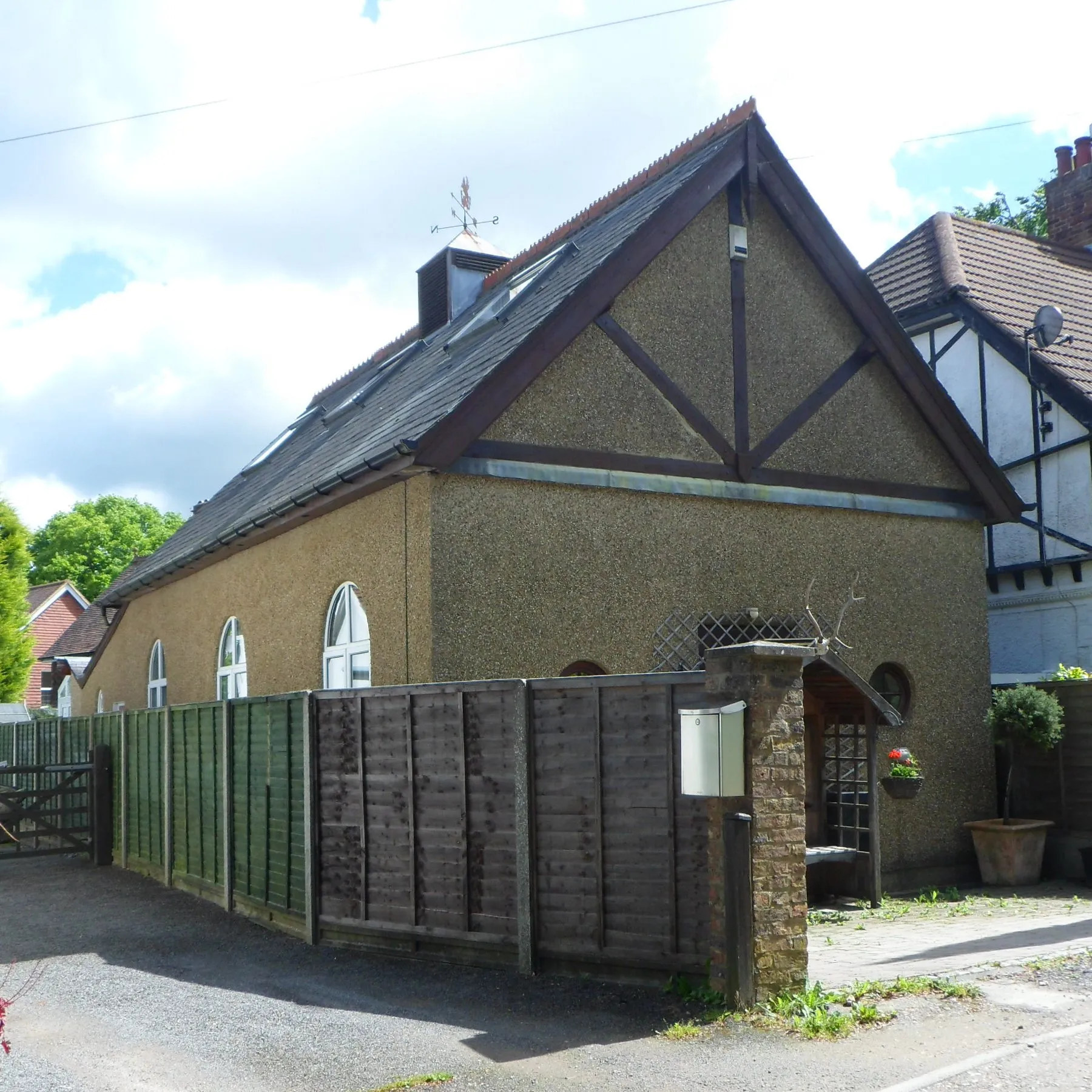 Photo showing: Former Congregational Chapel, Mint Lane, Margery, Reigate and Banstead District, Surrey, England.  Margery is a hamlet between Reigate and Lower Kingswood, closer to the latter.