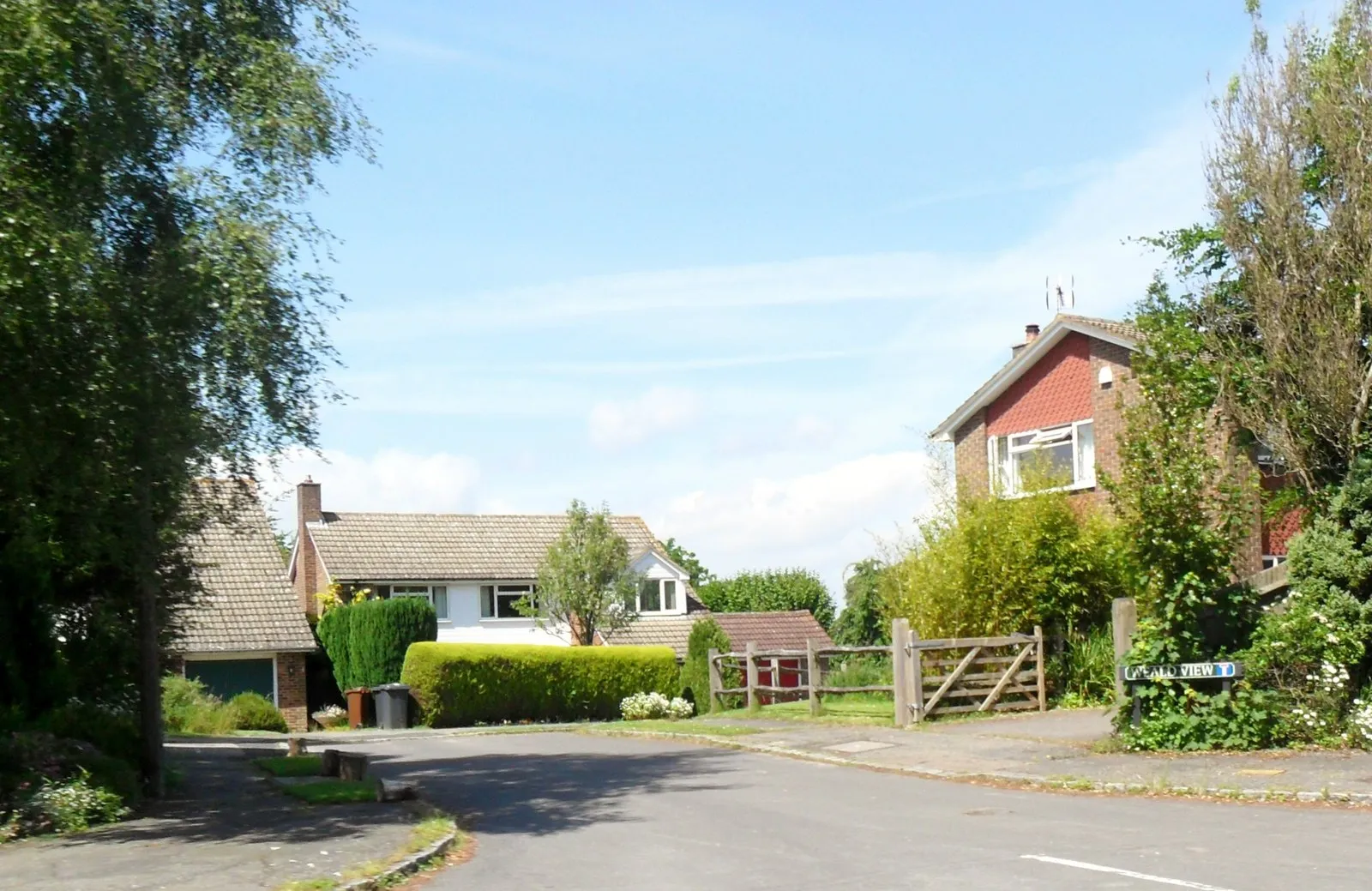 Photo showing: Weald Way, Sparrow's Green