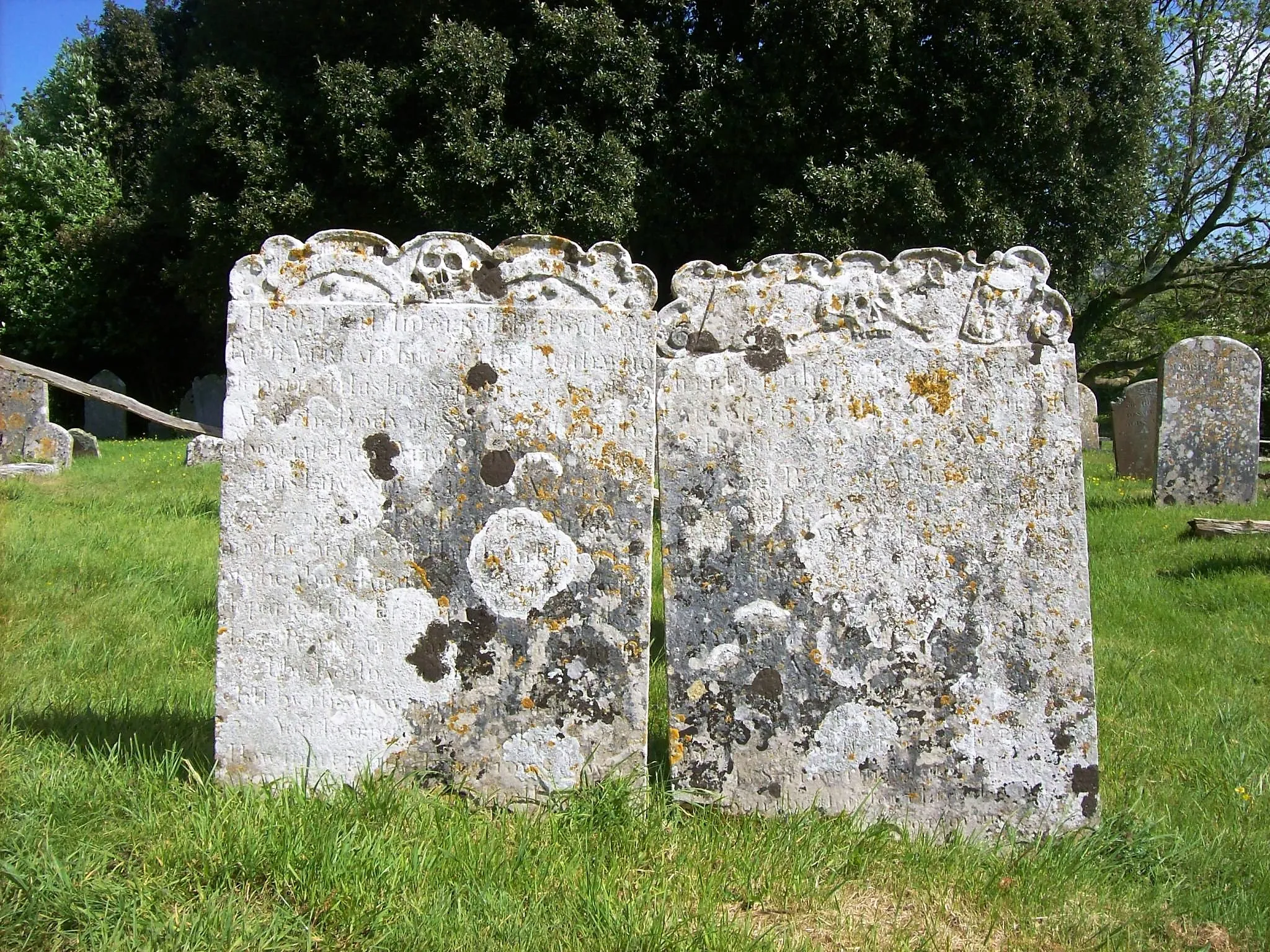 Photo showing: St Peter, Hamsey, 18th century gravestones