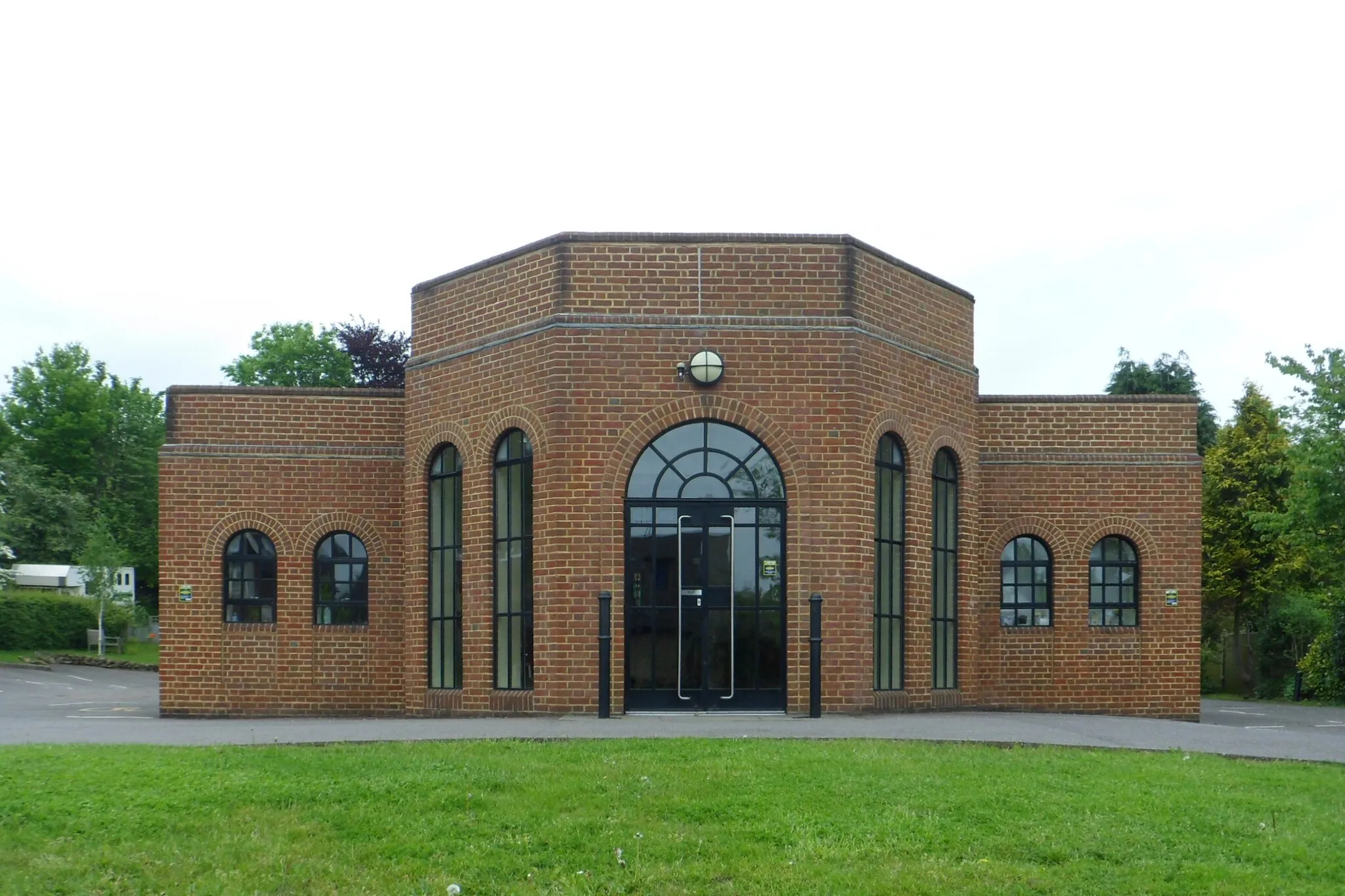 Photo showing: Oxted United Reformed Church (Church of the Peace of God), Bluehouse Lane, Oxted, Tandridge District, Surrey, England.