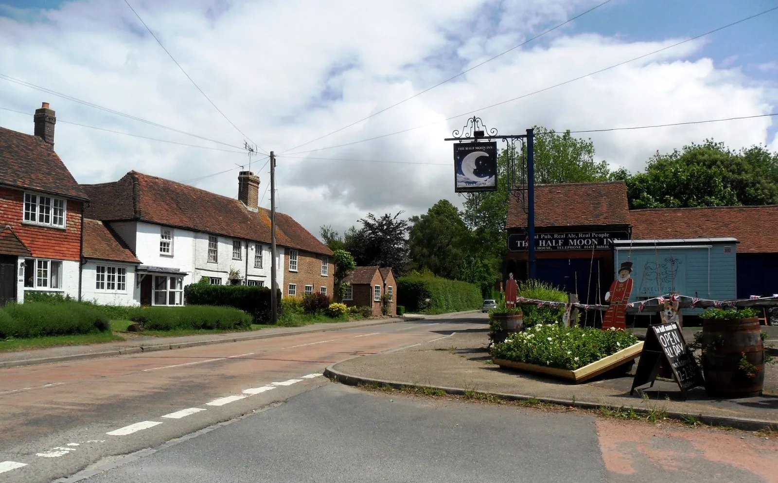 Photo showing: Half Moon pub at Cade Street, East Sussex