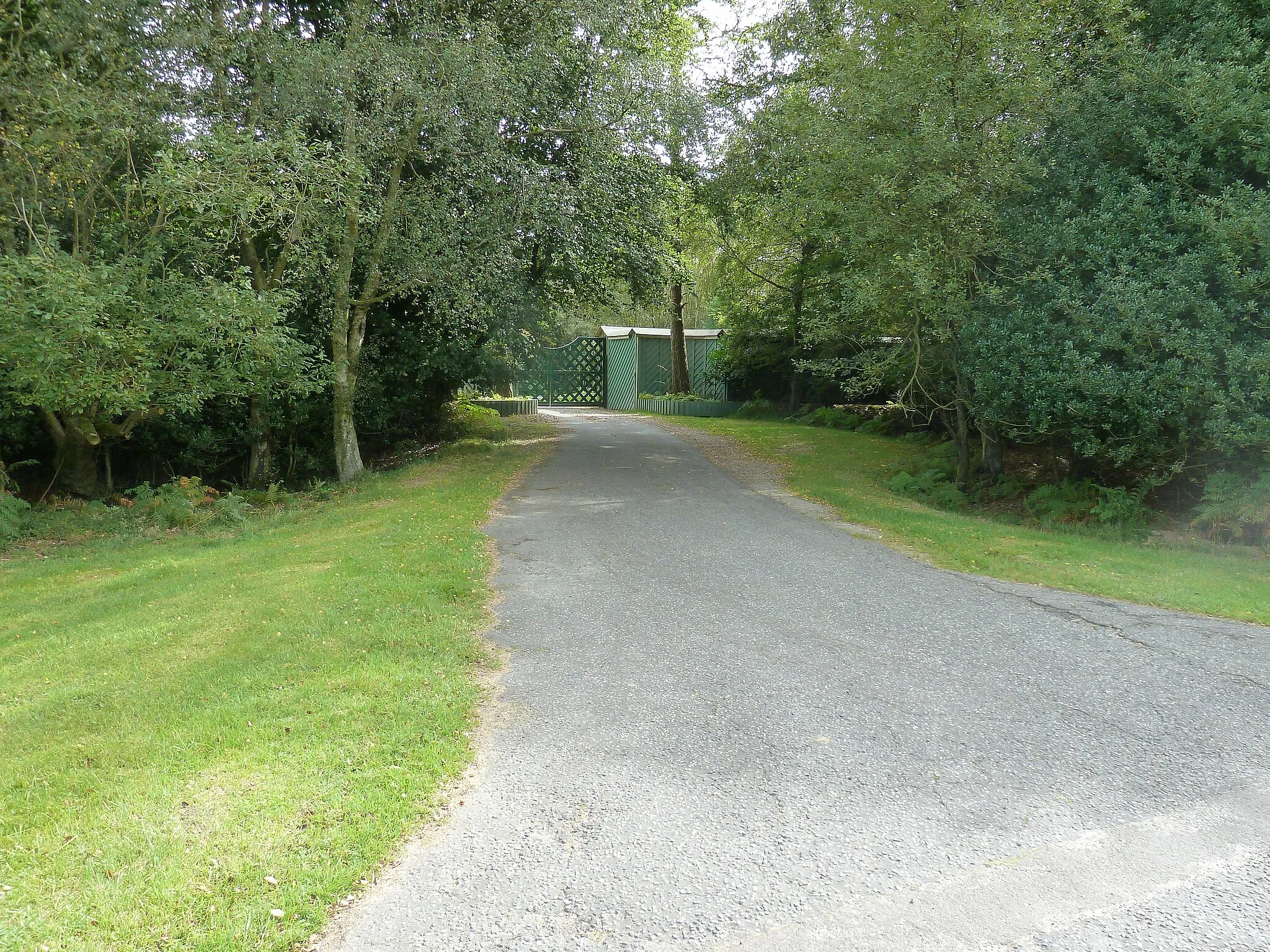 Photo showing: Green gate at the entrance to Greenwood Gate