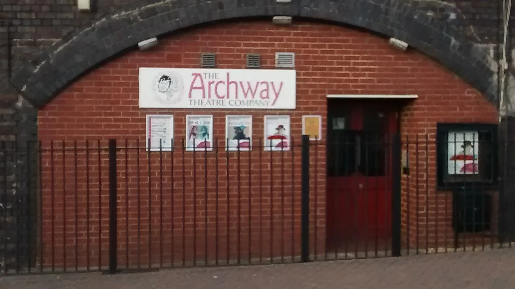 Photo showing: Entrance to the Archway Theatre, Horley, Surrey, UK.