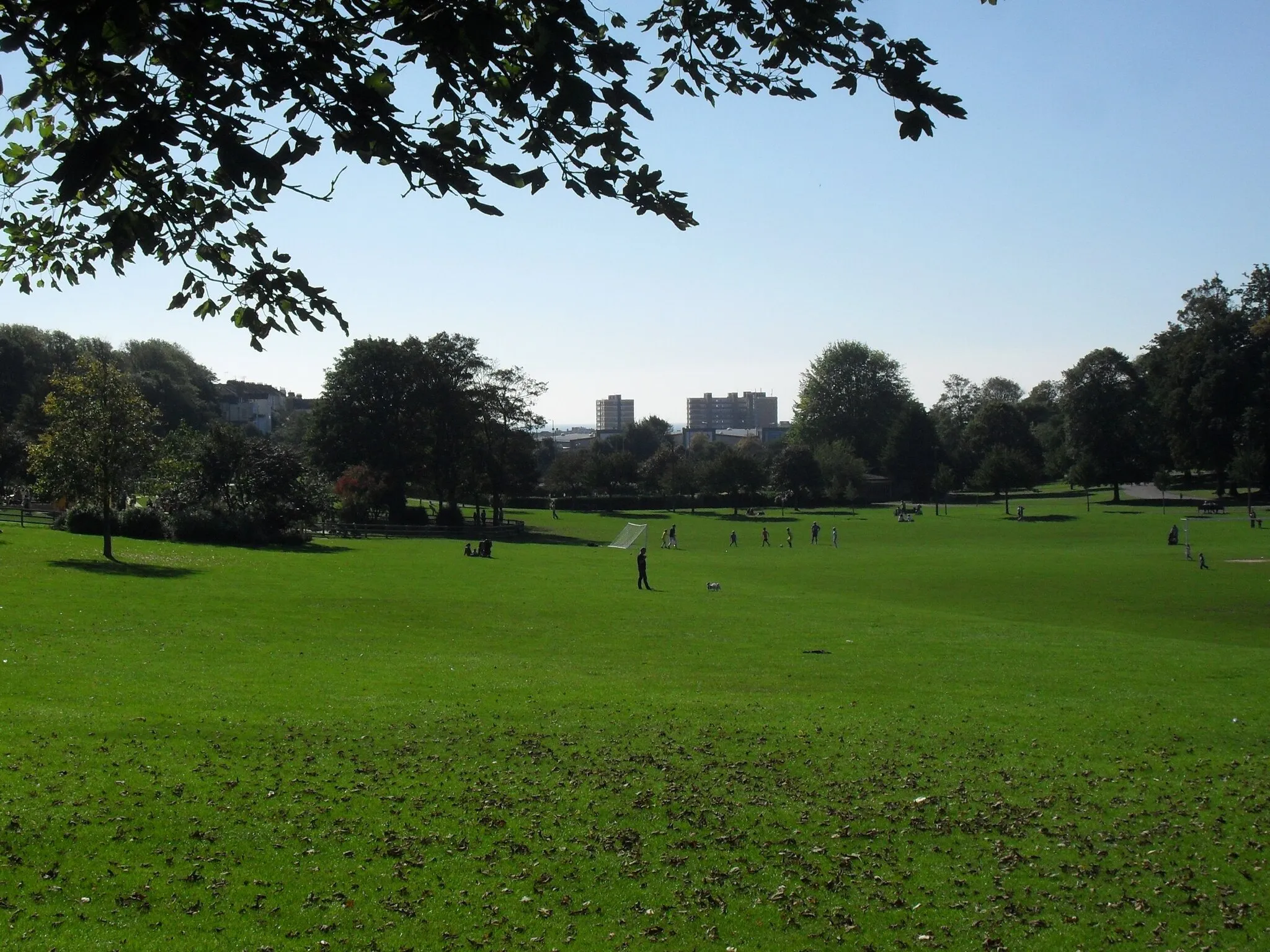 Photo showing: A southward view across Hove Park in Hove, part of the English city of Brighton and Hove.  The English Channel can be seen in the distance.