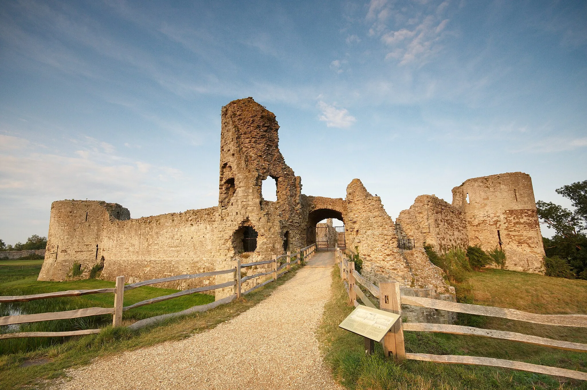 Photo showing: Pevensey Castle ruins, main entrance.