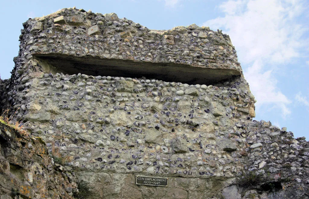 Photo showing: Pevensey Castle World War II gun emplacement