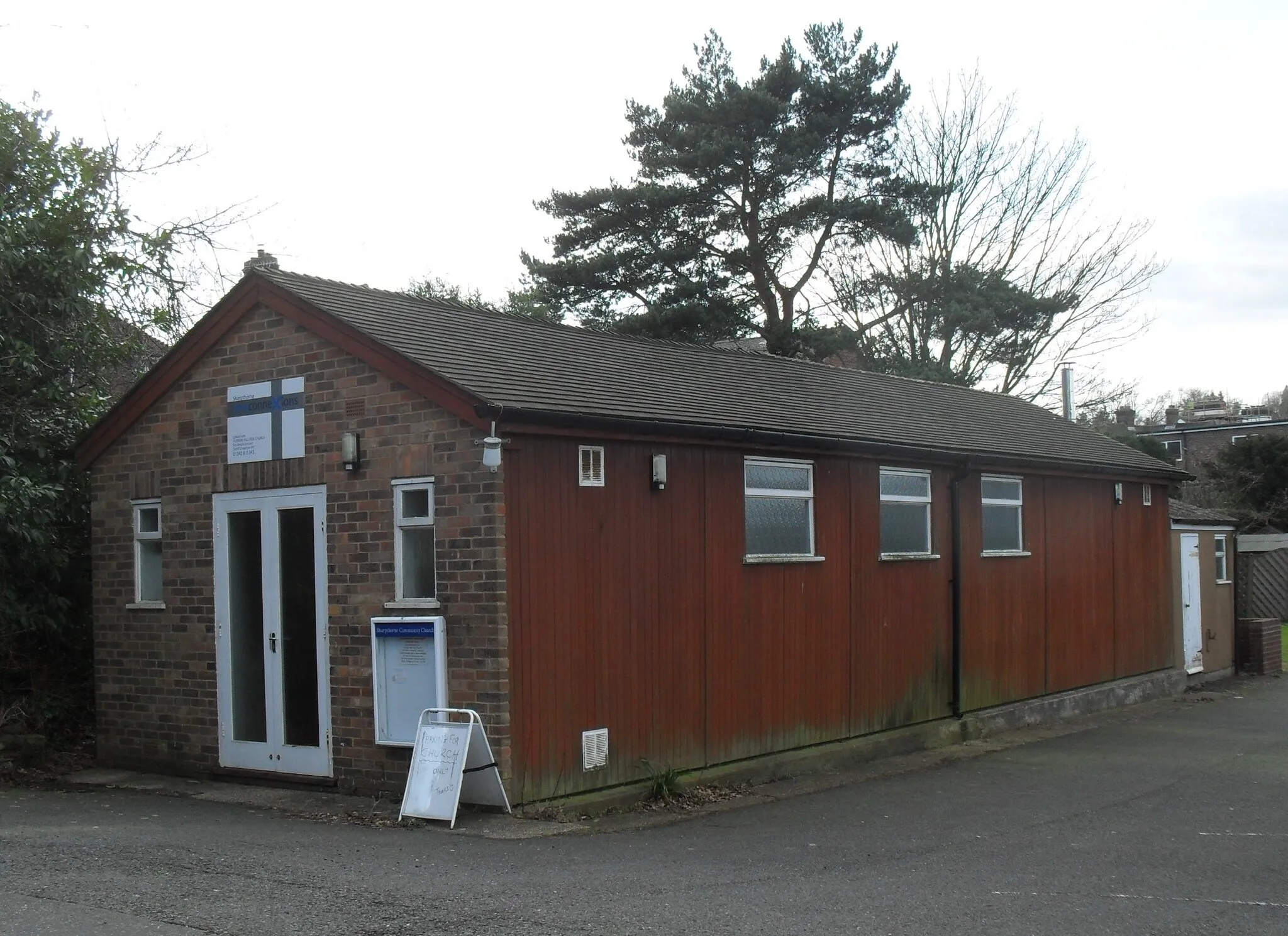 Photo showing: Sharpthorne Community Church, Sharpthorne, district of Mid Sussex, West Sussex, England.  A small church associated with the "New Connexions" movement and connected with the Turners Hill Free Church nearby.