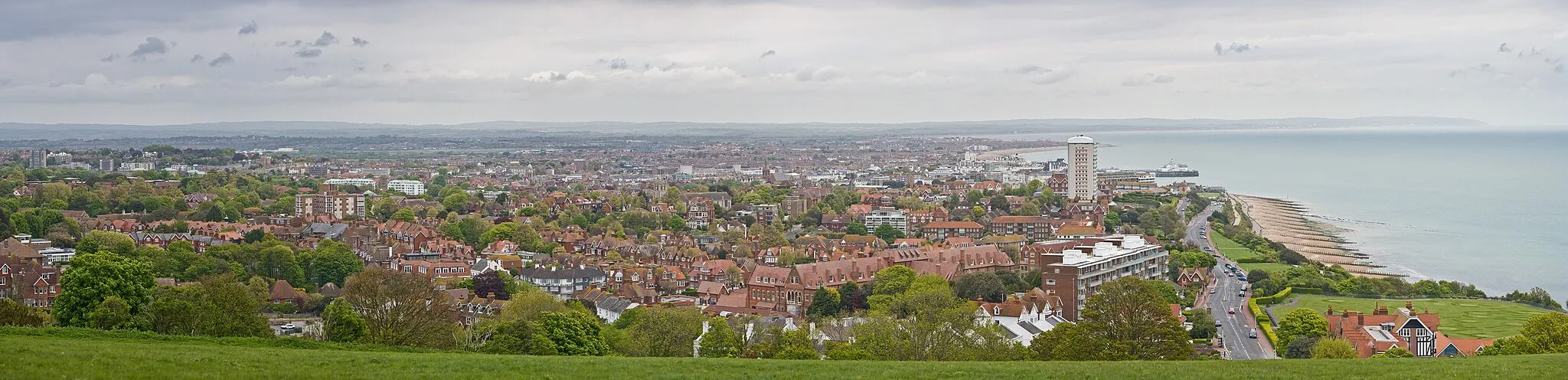 Photo showing: A panoramic view of the town of Eastbourne, United Kingdom, as viewed from the South Downs along the coast. Taken as a stitched panorama of 10 segments with a Canon 5D and 70-200mm f/2.8L lens at 135mm.