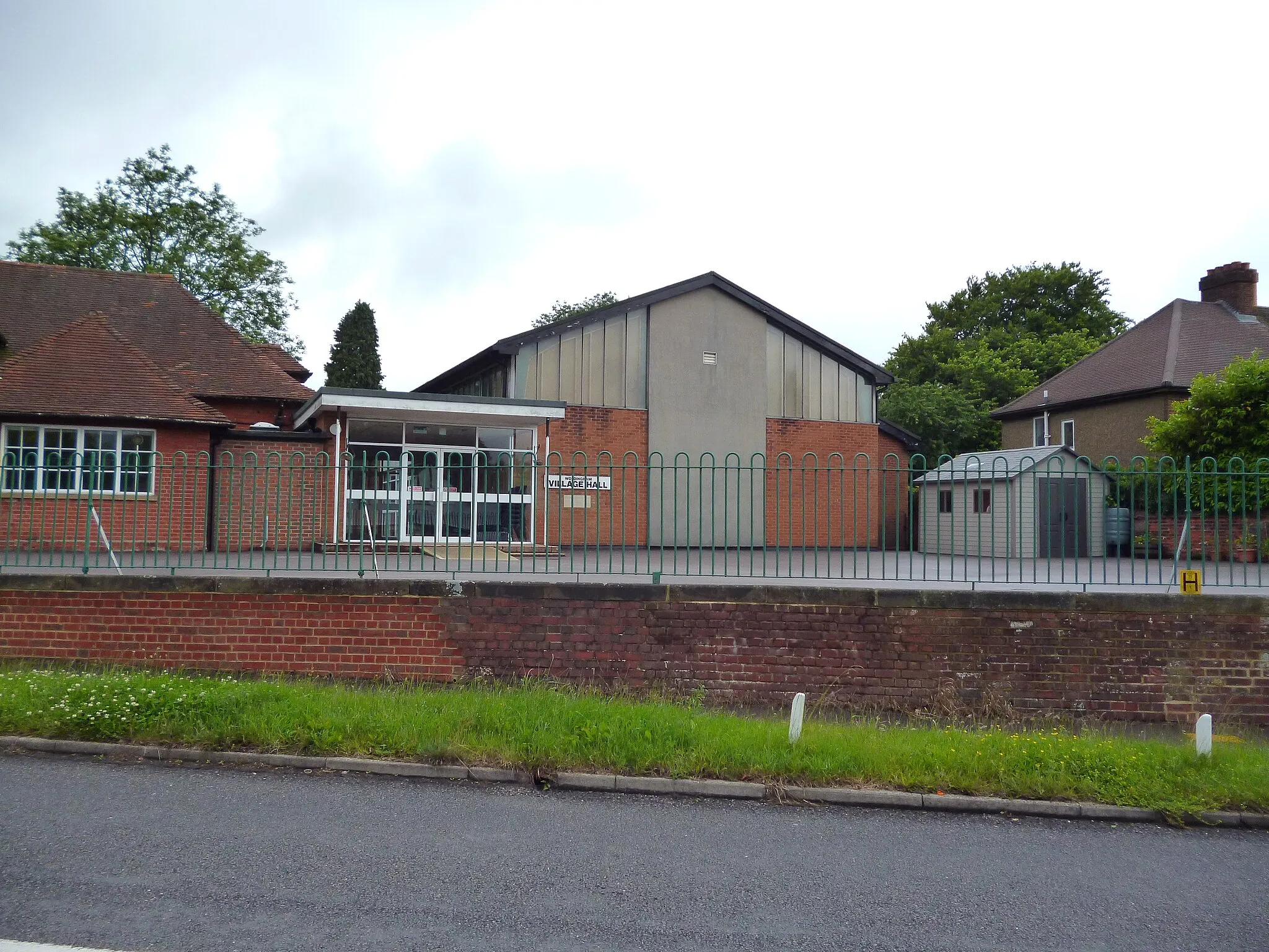 Photo showing: Woldingham:  Village Hall