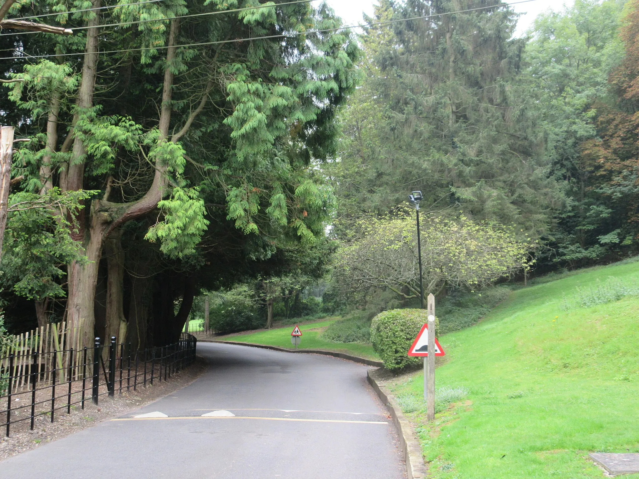 Photo showing: Bridleway and footpath junction near Woldingham School