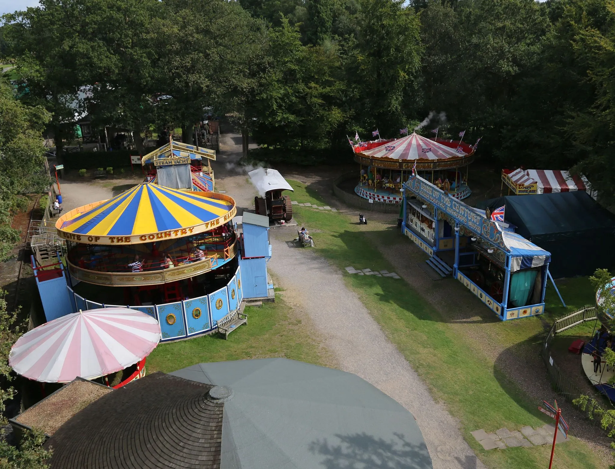 Photo showing: Part of Hollycombe Steam Collection viewed from the big wheel. Visible is the Bioscop, the Razzle Dazzle, the Steam Yacht and the Golden Gallopers Merry-go-Round