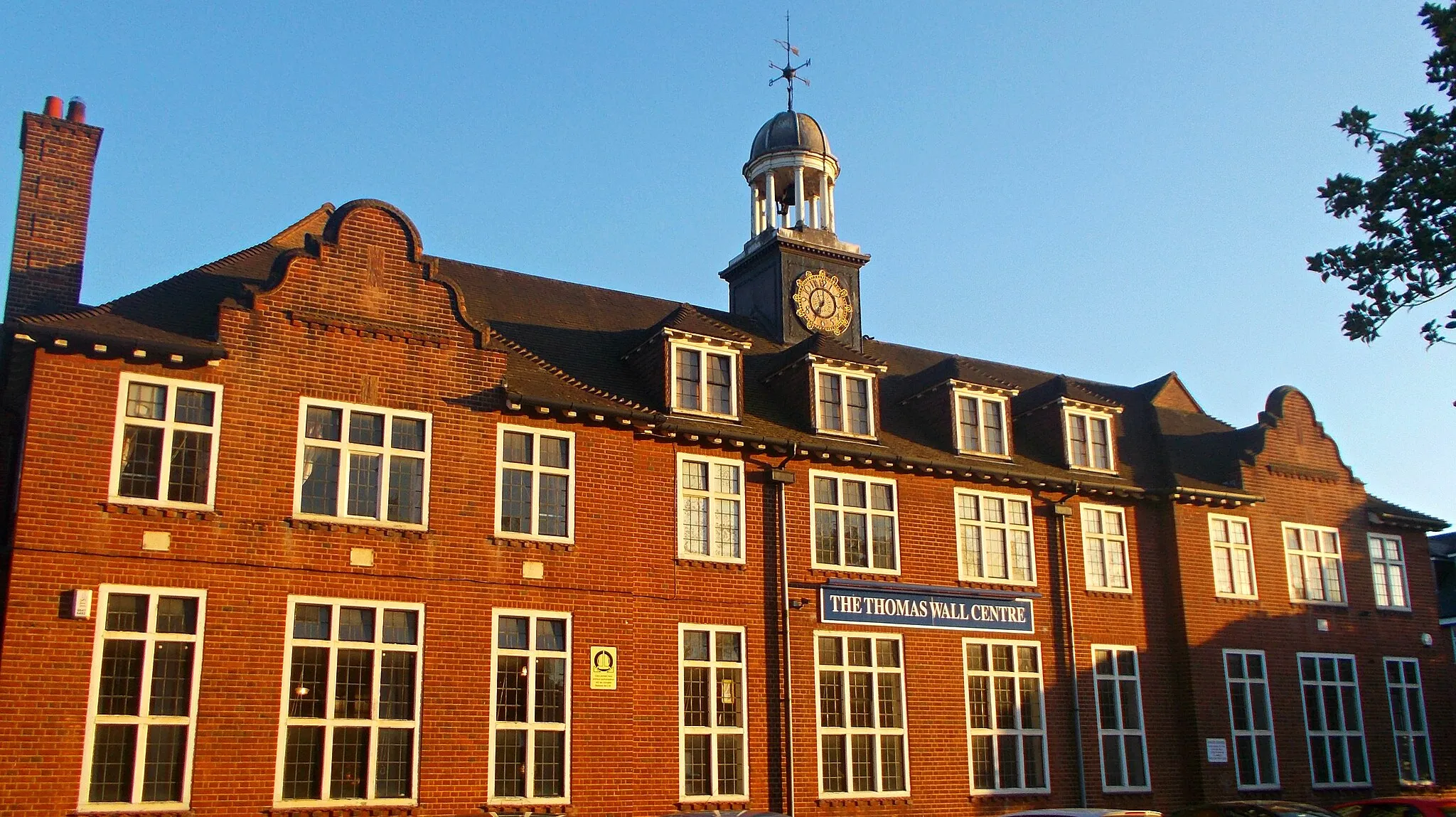 Photo showing: The Sutton Adult School and Institute opened in 1910 and 1911 in a large Edwardian building in Benhill Avenue. It later became the Thomas Wall Centre, named after the area's benefactor of Wall's sausage and ice cream fame.