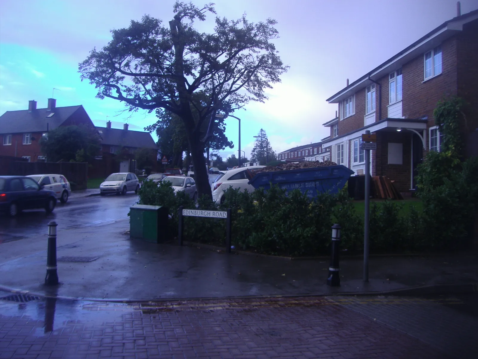 Photo showing: Edinburgh Road at the junction of Grennell Road