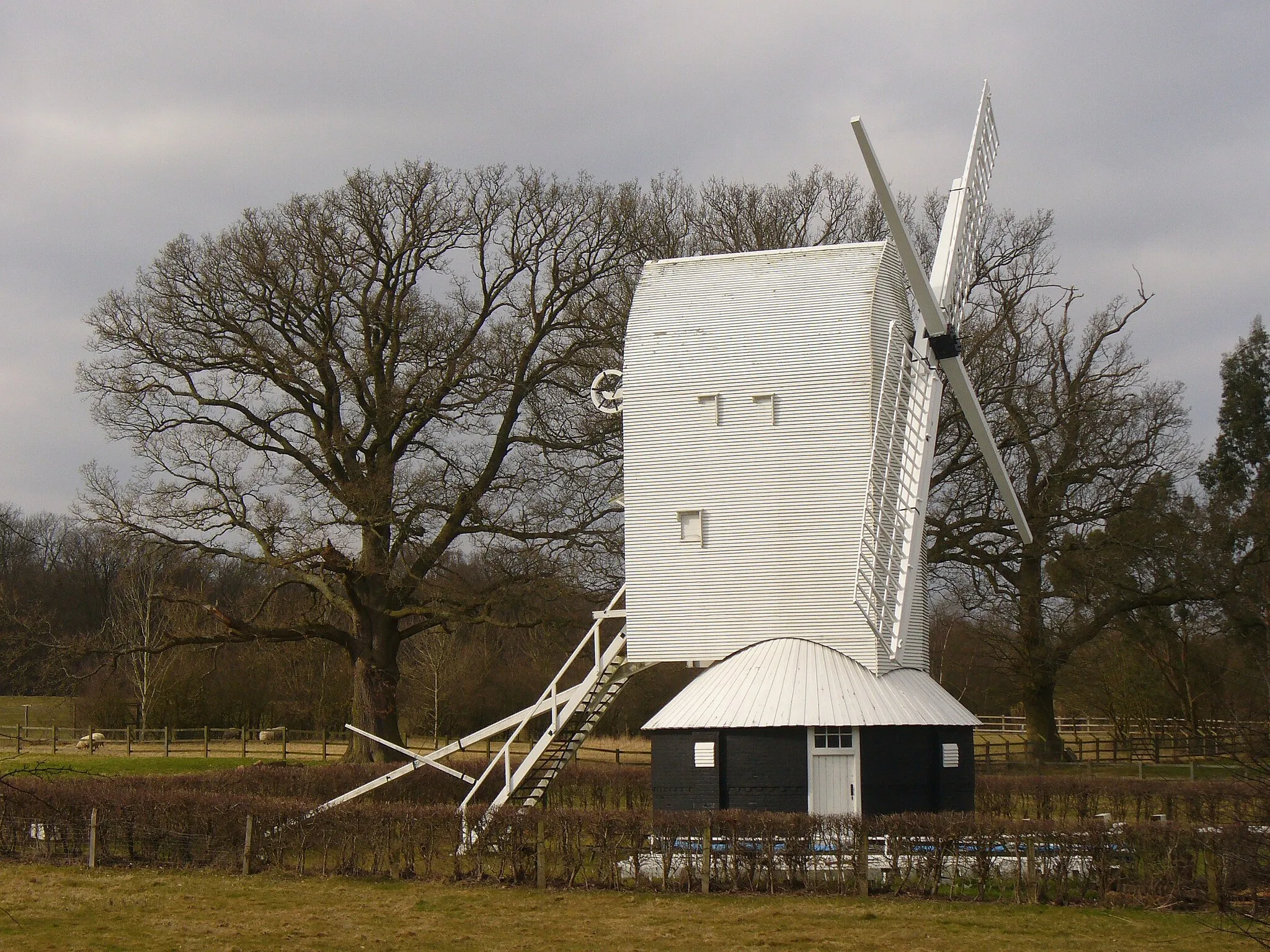 Photo showing: Lowfield Heath Windmill. South-west of Charlwood is this picturesque post-mill which was restored in 1990. It is open to visitors in the summer months.
http://www.ockleywindmill.co.uk/lowfieldheathwindmill.htm