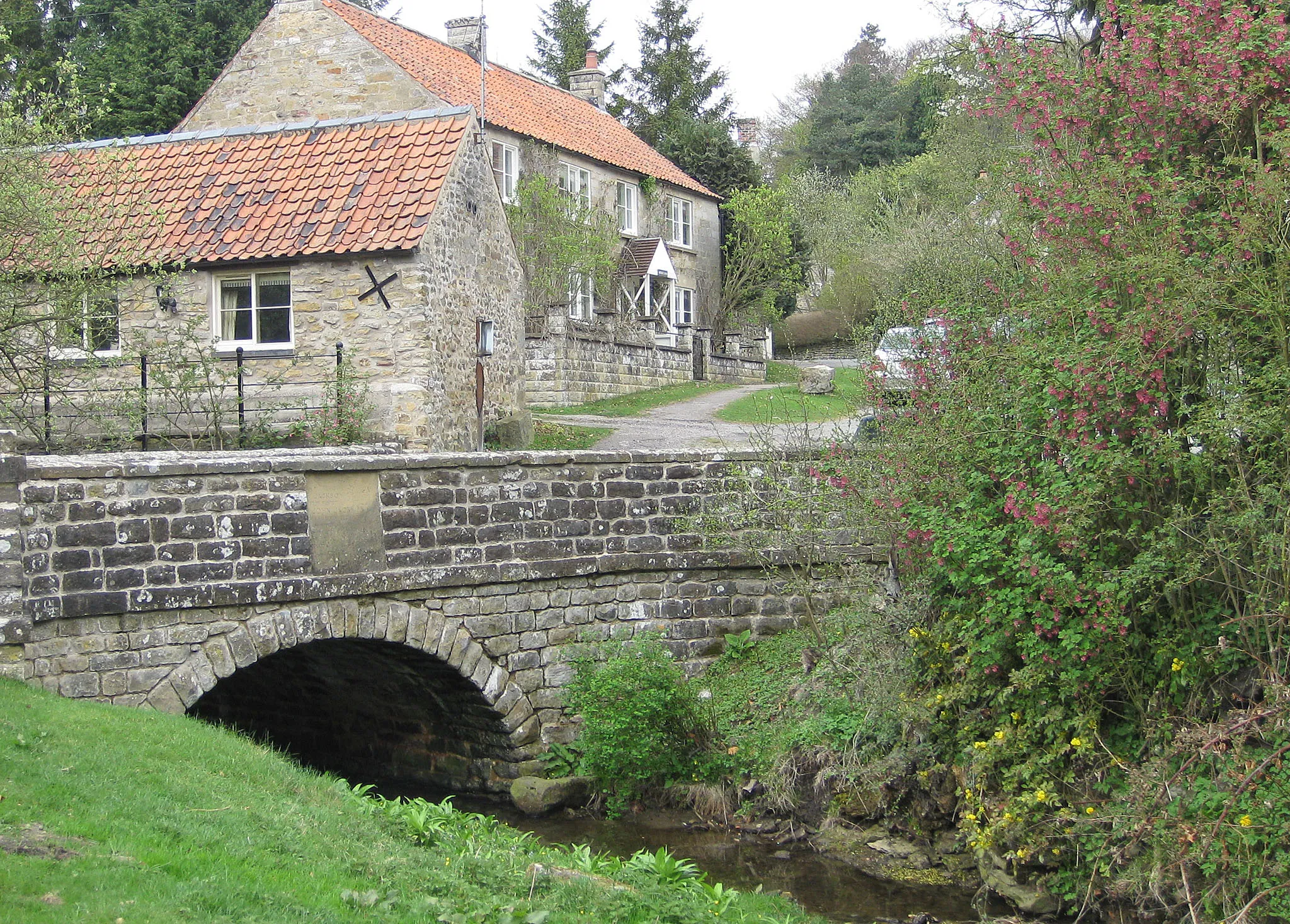 Photo showing: Simple stone arch bridge over Ings Beck