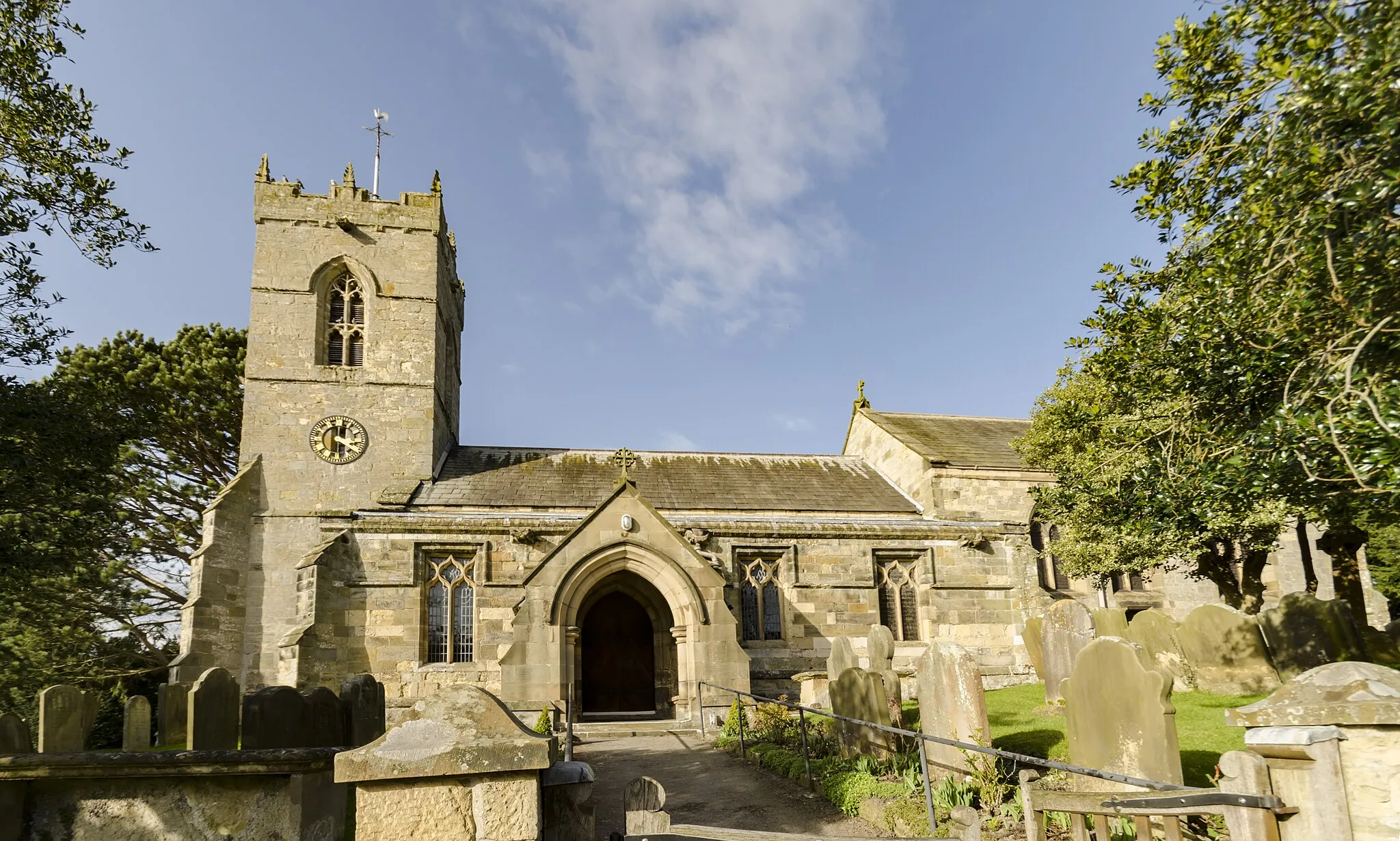 Photo showing: The church is placed in a commanding position dating back to pre-Norman times. The original church was destroyed after the Conquest and rebuilt around 1100. It was extended in the early 14th century.
The present church dates from the decorated period, with a 14th century western tower, south porch, nave with north and south aisles from the 15th century, and chancel, which was rebuilt in 1866 during general restoration of the church.
The tower is of four stages with battlements and crocketted pinnacles. There are squinches within the tower for a spire which was never built.
The nave has four bay arcades with piers of four major and four minor shafts. There is a piscina at the east end of the south aisle.
In the chancel there is a recess in the north wall with the effigy of a lady, possibly Lady Beatrice Hastings from the early 14th century. The chancel also contains a piscina and a sedilia which is restored.

The font dates from the original Norman church.