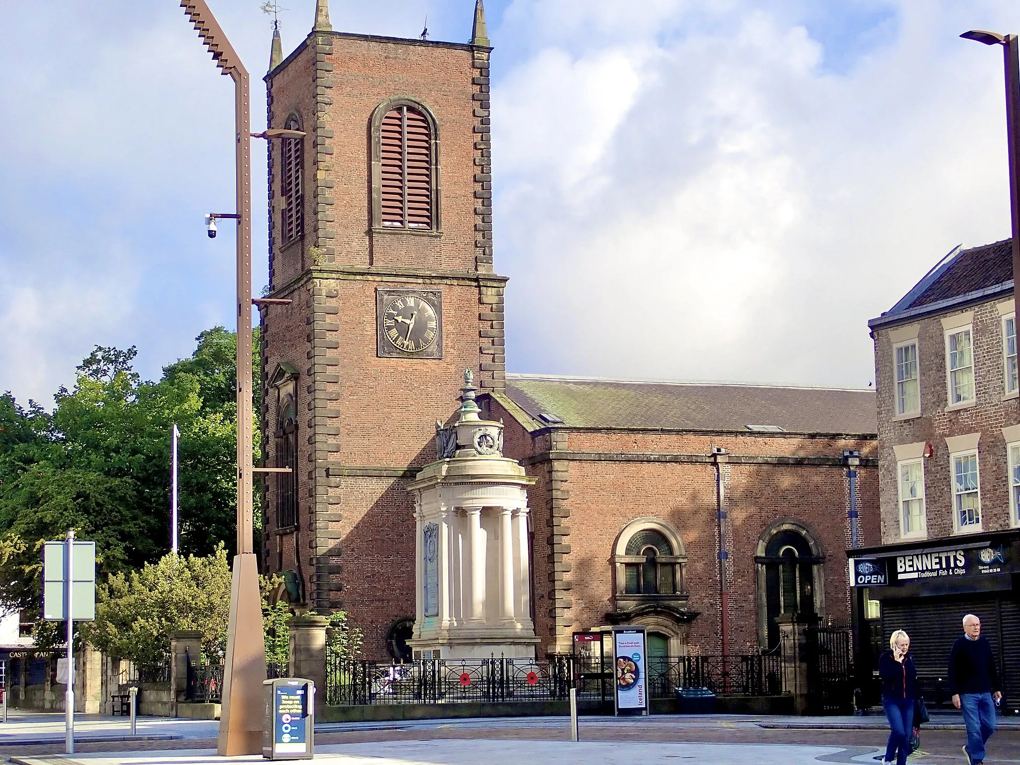 Photo showing: Stockton Parish Church, built in the early 1700's and restored in 1893. The War Memorial beside the tower at the south west corner of churchyard. It is made of Portland stone with bronze panels and is listed Grade II* and the church Grade I.