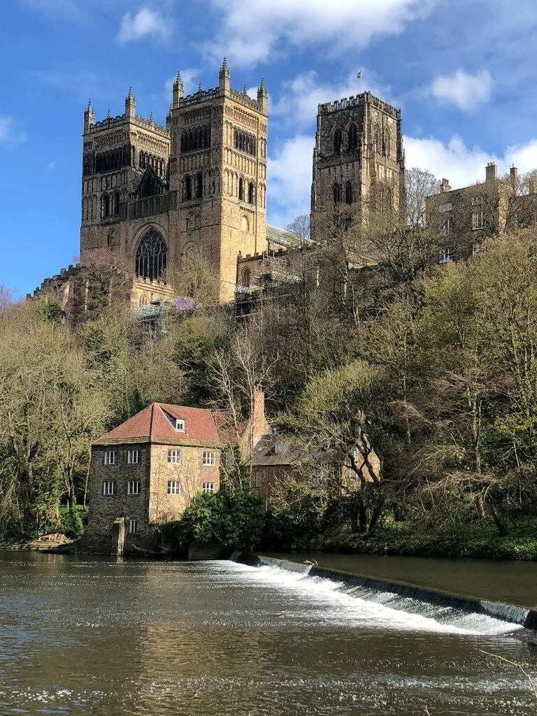 Photo showing: View along the weir to the cathedral and old fulling mill. For some time the mill housed the University of Durham's museum of archaeology, until the exhibits were moved to a larger site on Palace Green.